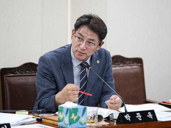 제381회 전라남도의회 제1차 정례회 안전건설소방위원회 회의 첨부이미지 : 06월03일 제381회 전라남도의회 제1차 정례회 안전건설소방위원회 회의_26.jpg