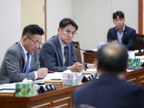 제381회 전라남도의회 제1차 정례회 안전건설소방위원회 회의 첨부이미지 : 06월03일 제381회 전라남도의회 제1차 정례회 안전건설소방위원회 회의_28.jpg