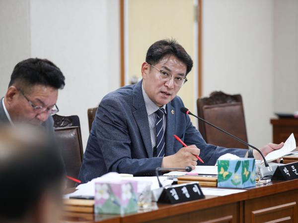 제381회 전라남도의회 제1차 정례회 안전건설소방위원회 회의 첨부이미지 : 06월03일 제381회 전라남도의회 제1차 정례회 안전건설소방위원회 회의_29.jpg