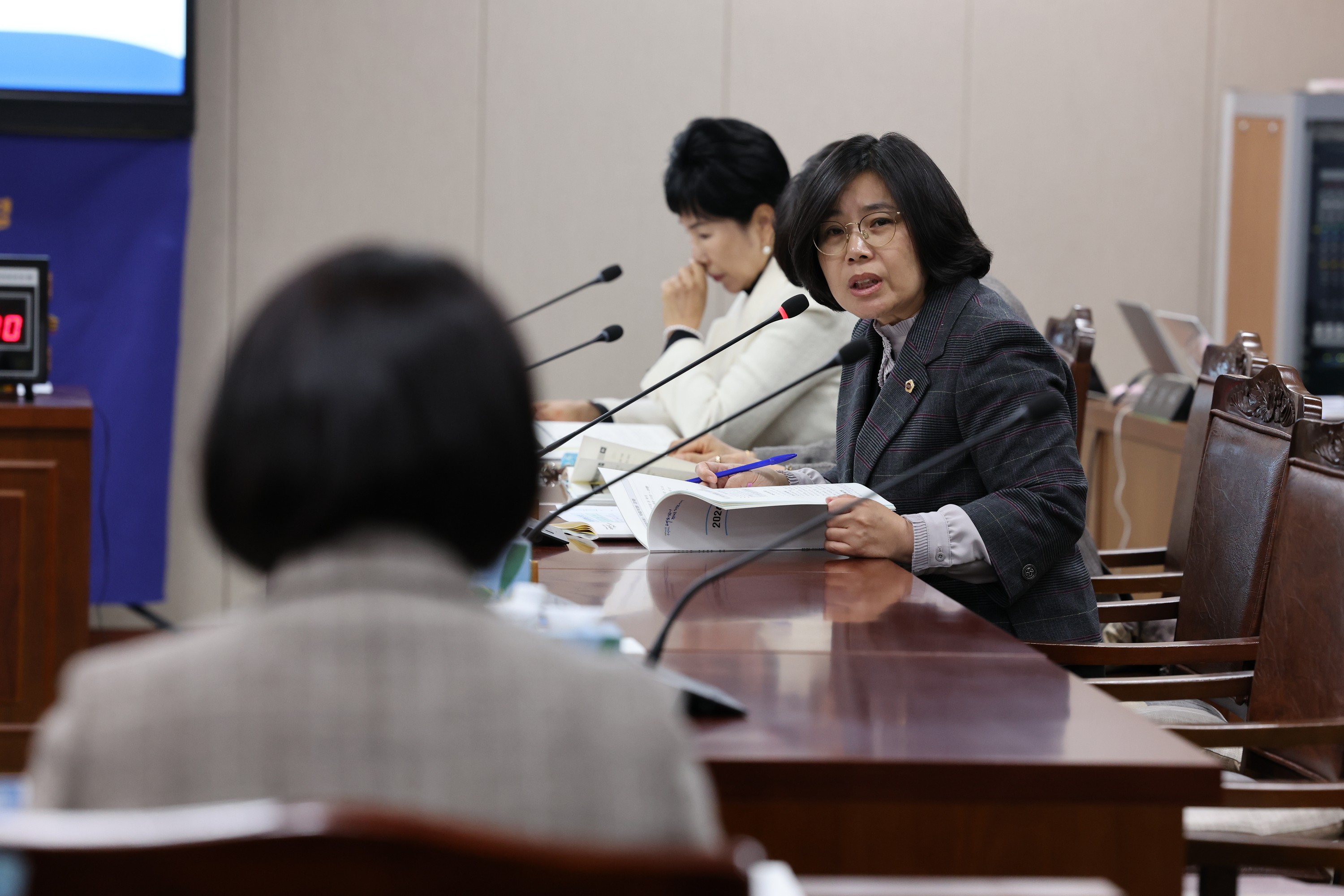 여성정책특별위원회 제2차 회의 첨부이미지 : 24년02월01일 여성정책특별위원회 제2차 회의 - 029.jpg