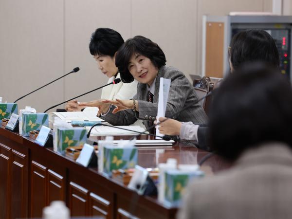 여성정책특별위원회 제2차 회의 첨부이미지 : 24년02월01일 여성정책특별위원회 제2차 회의 - 030.jpg