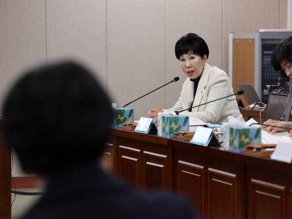 여성정책특별위원회 제2차 회의 첨부이미지 : 24년02월01일 여성정책특별위원회 제2차 회의 - 043.jpg