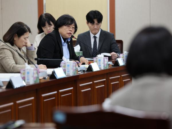 여성정책특별위원회 제2차 회의 첨부이미지 : 24년02월01일 여성정책특별위원회 제2차 회의 - 045.jpg