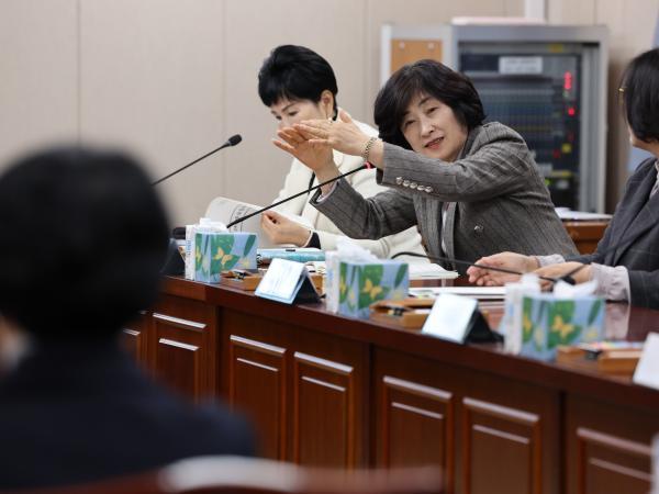 여성정책특별위원회 제2차 회의 첨부이미지 : 24년02월01일 여성정책특별위원회 제2차 회의 - 032.jpg