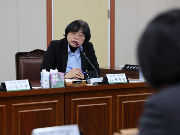 여성정책특별위원회 제2차 회의 첨부이미지 : 24년02월01일 여성정책특별위원회 제2차 회의 - 048.jpg