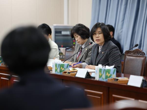 여성정책특별위원회 제2차 회의 첨부이미지 : 24년02월01일 여성정책특별위원회 제2차 회의 - 025.jpg