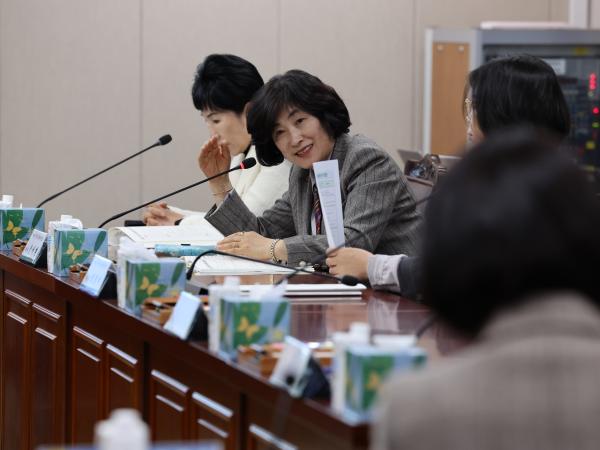 여성정책특별위원회 제2차 회의 첨부이미지 : 24년02월01일 여성정책특별위원회 제2차 회의 - 031.jpg
