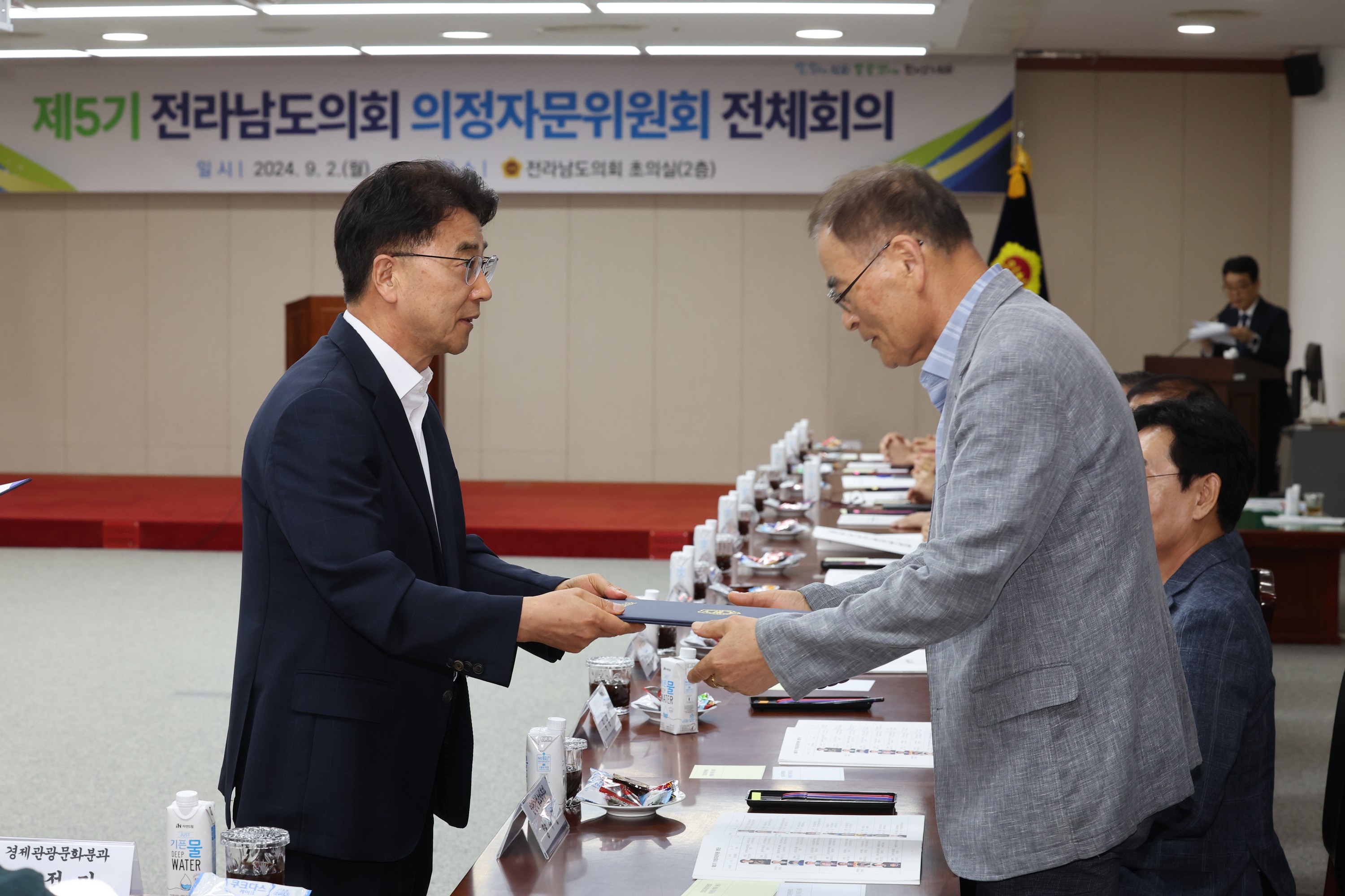 제5기 의정자문위워회 위원 위촉 및 전체회의 첨부이미지 : 24년09월02일 제5기 의정자문위원회 위원 위촉 및 전체회의 - 024.jpg