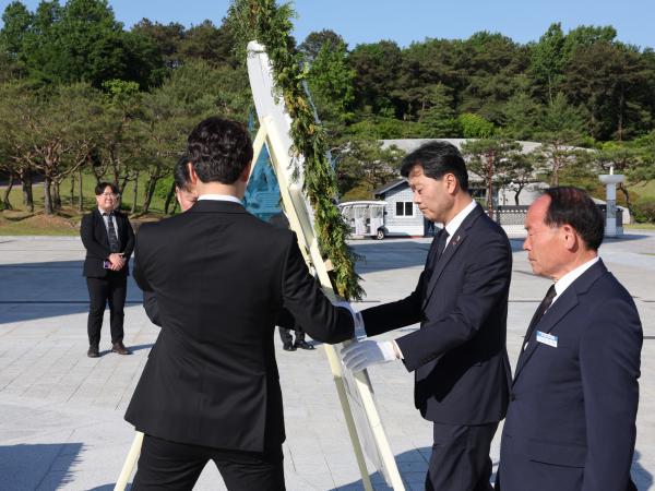 제44주년 5.18민주화운동 기념 참배 첨부이미지 : 24년05월13일 제44주년 5.18민주화운동 기념 참배 - 009.jpg