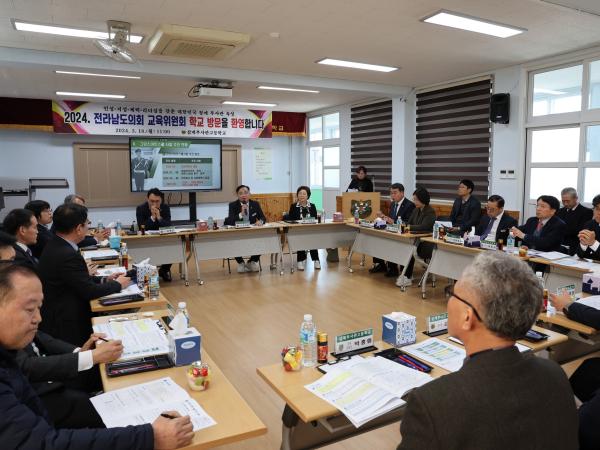 제378회 임시회 교육위원회 장성 삼계중.고등학교 현지활동 첨부이미지 : 24년03월18일 제378회 임시회 교육위원회 장성 삼계중.고등학교 현지활동 - 051.jpg
