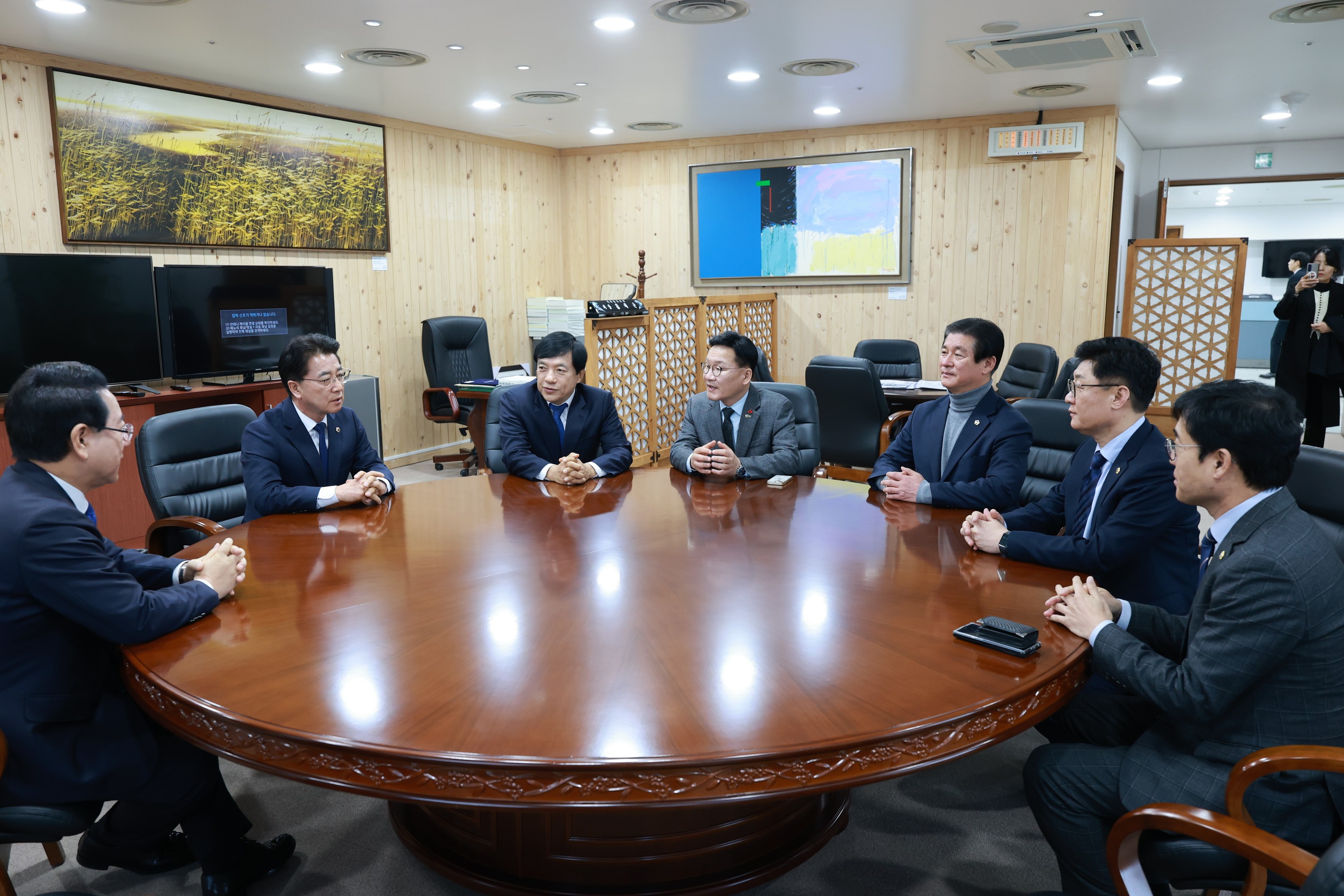 25년12월16일 이성윤 국회의원 도의회 내방 - 0064