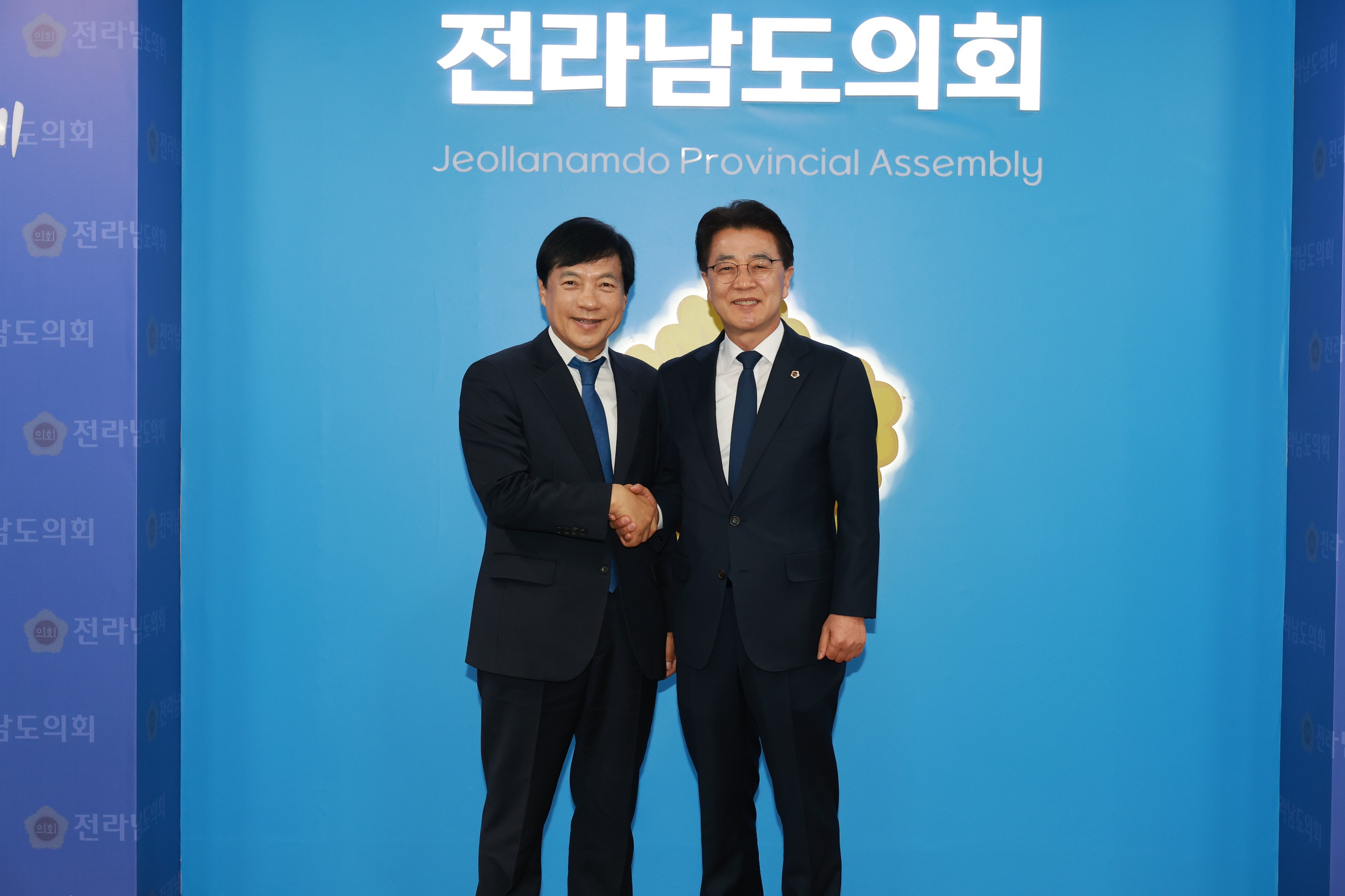 25년12월16일 이성윤 국회의원 도의회 내방 - 0161