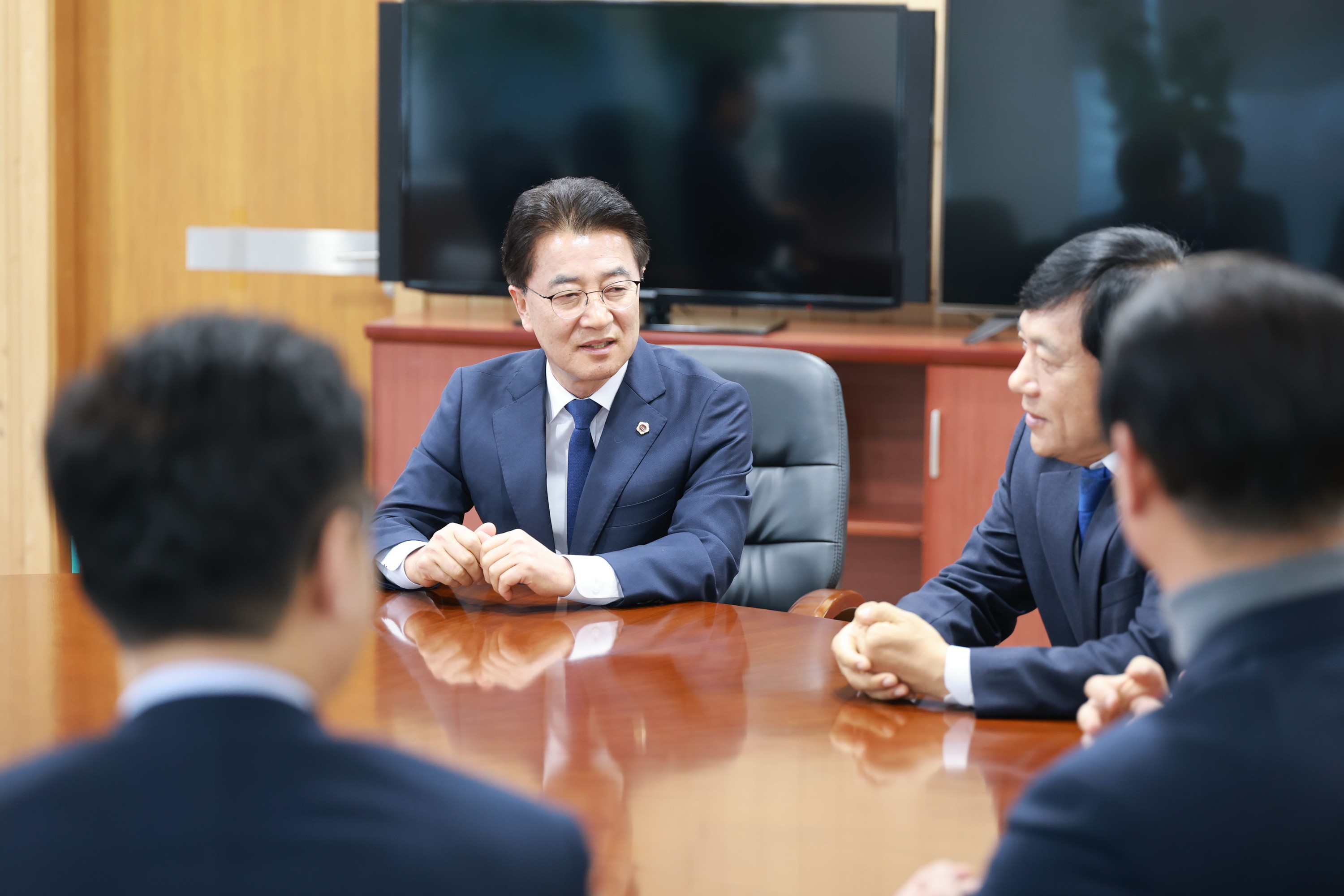 25년12월16일 이성윤 국회의원 도의회 내방 - 0102