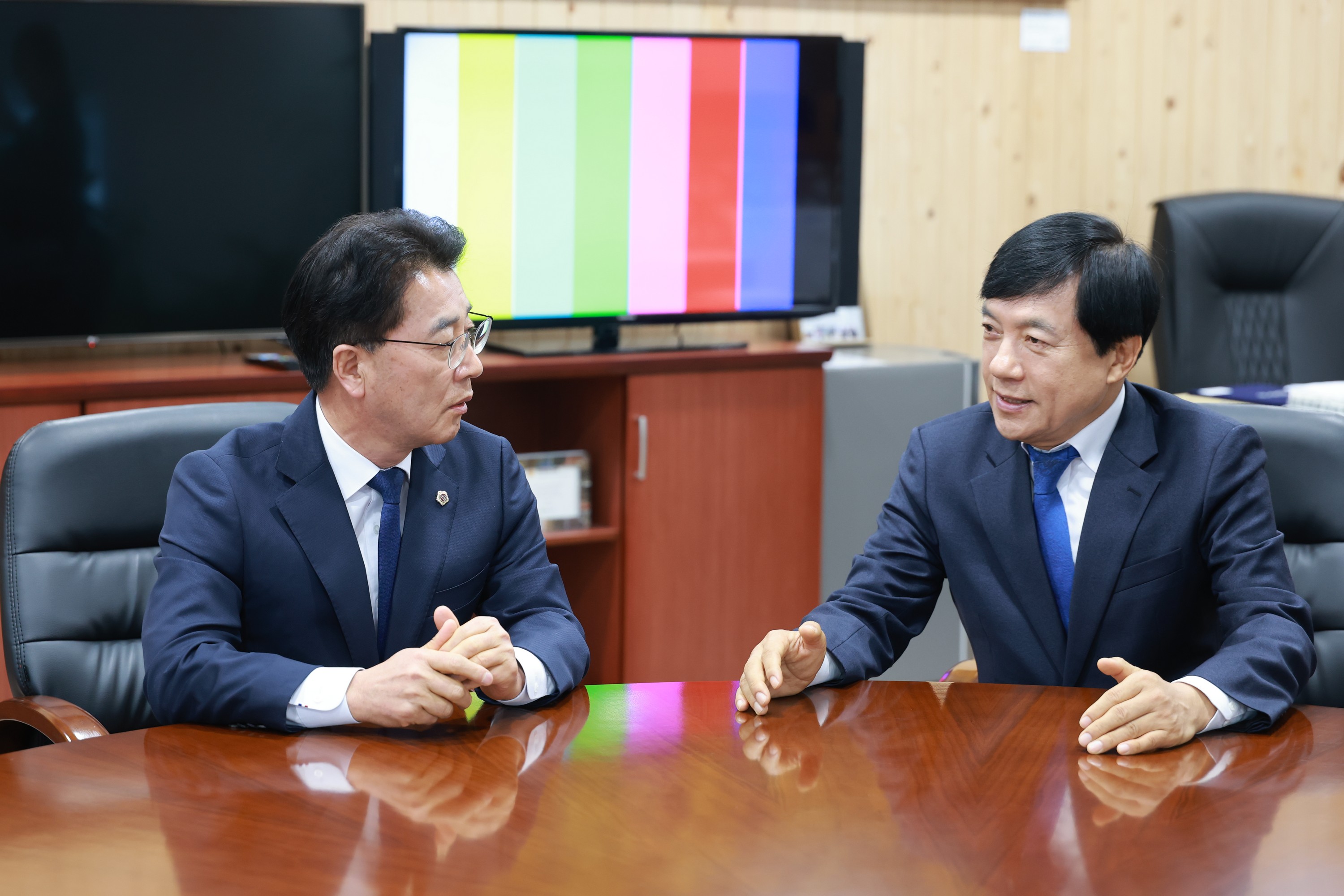 25년12월16일 이성윤 국회의원 도의회 내방 - 0075