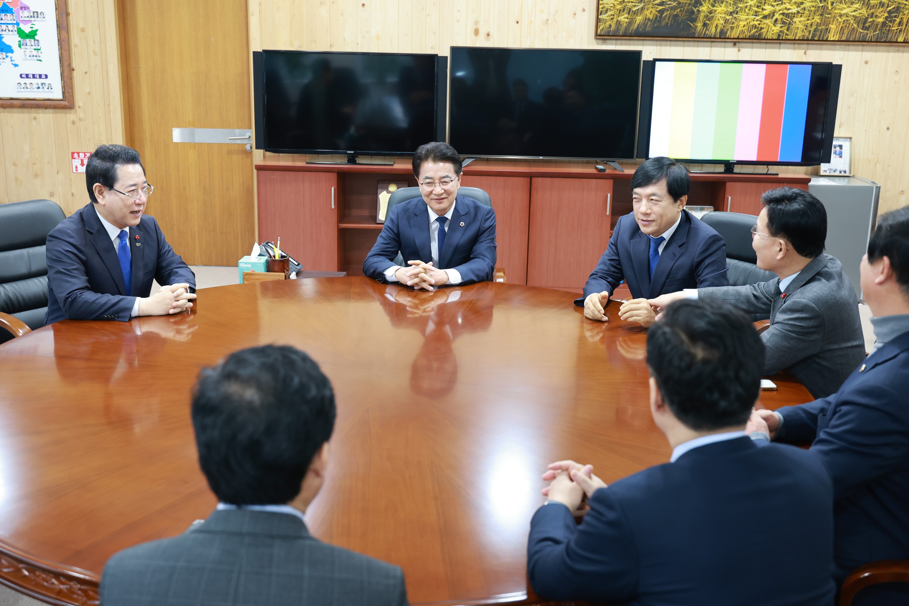 25년12월16일 이성윤 국회의원 도의회 내방 - 0117