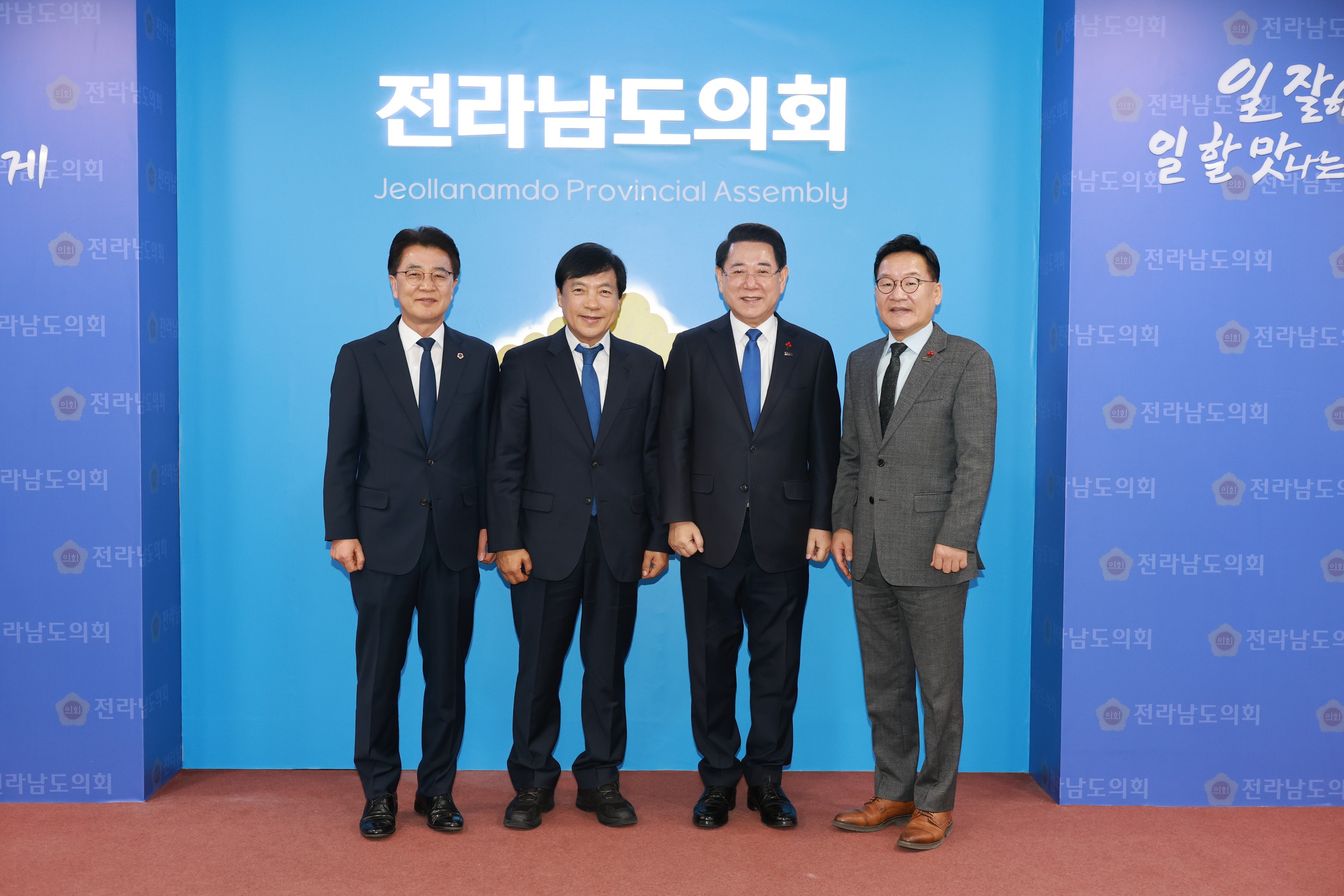 25년12월16일 이성윤 국회의원 도의회 내방 - 0198