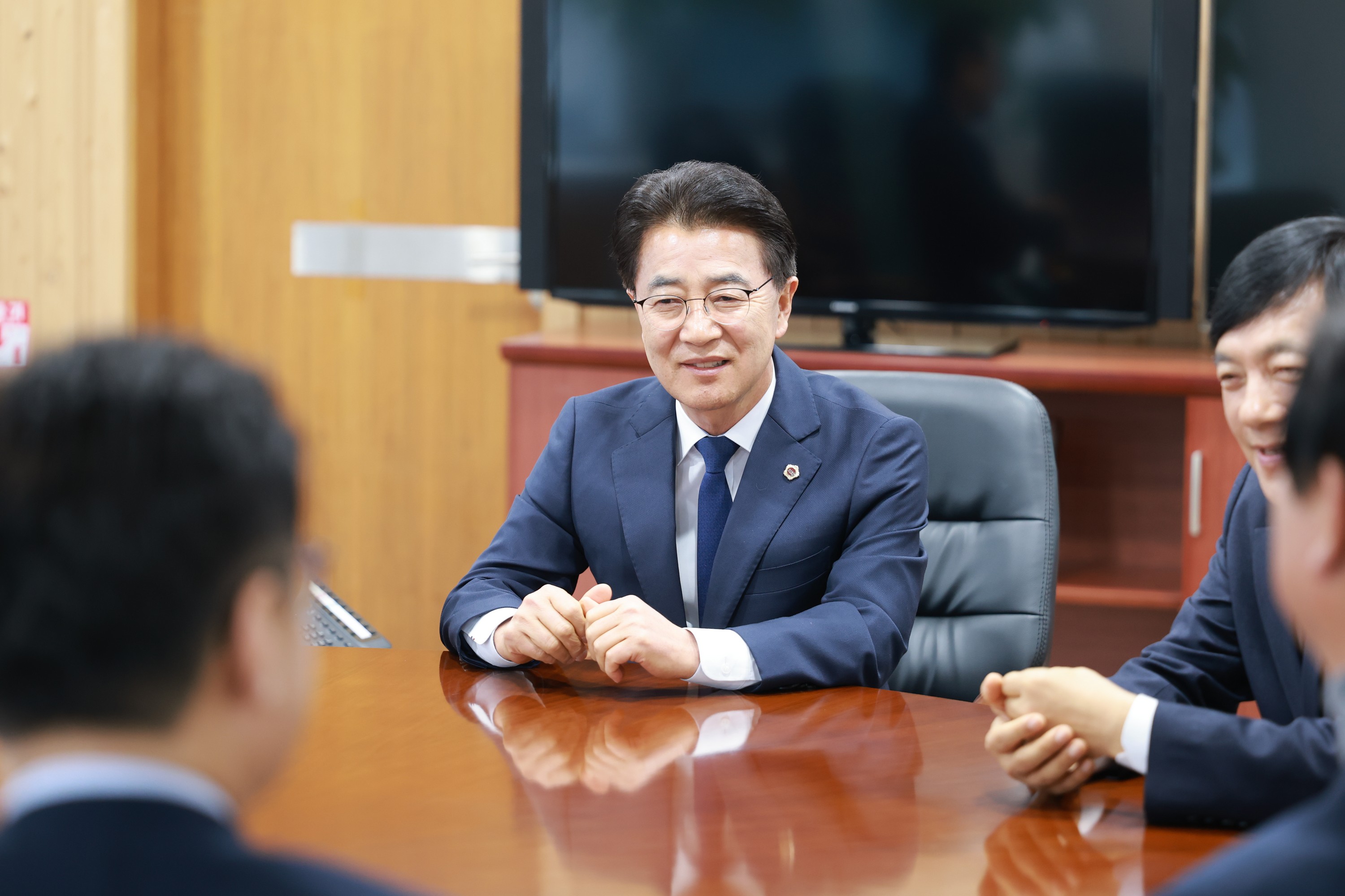 25년12월16일 이성윤 국회의원 도의회 내방 - 0096