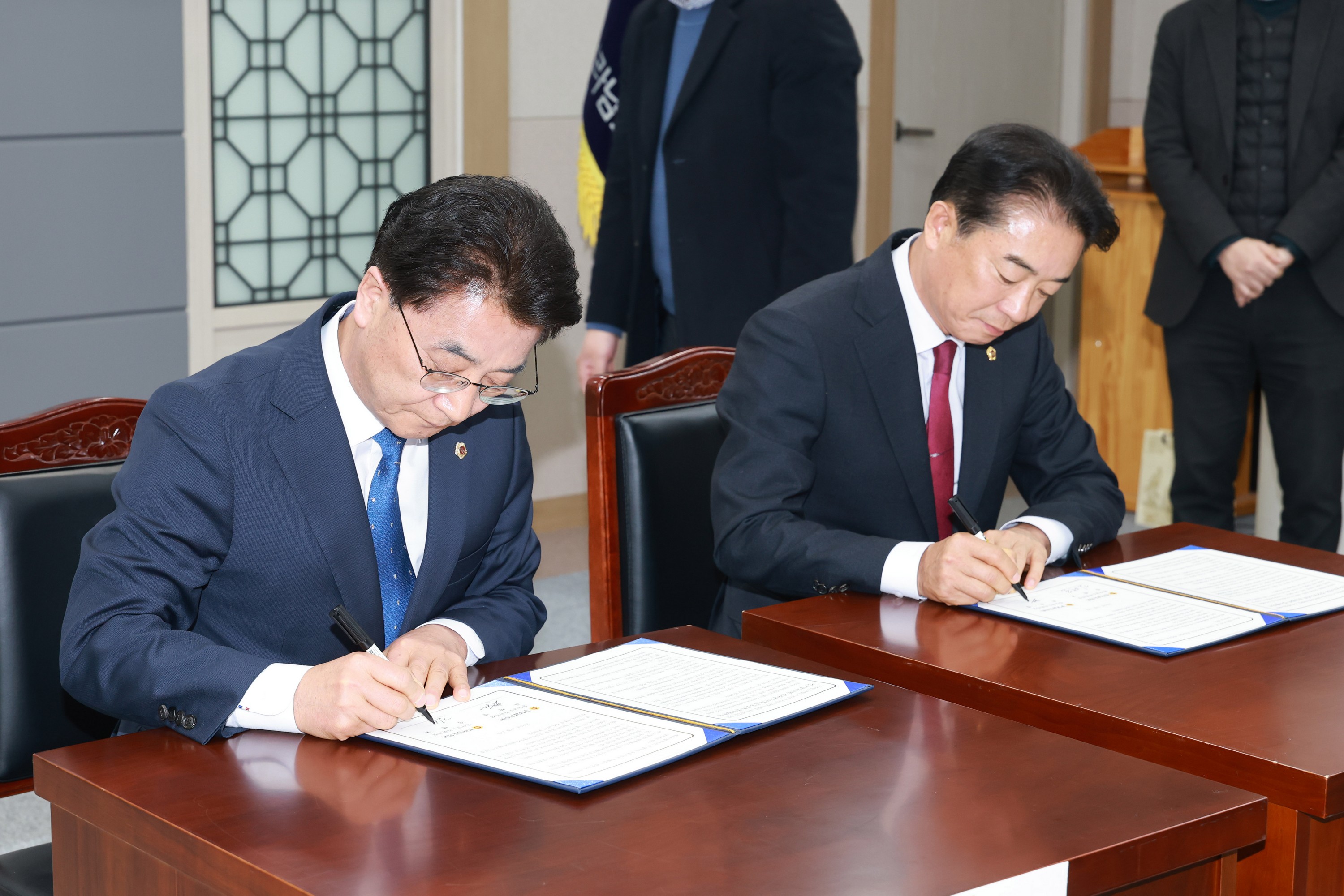 25년12월17일 전라남도의회-경상남도의회 공동협력 업무협약 체결식 - 0184