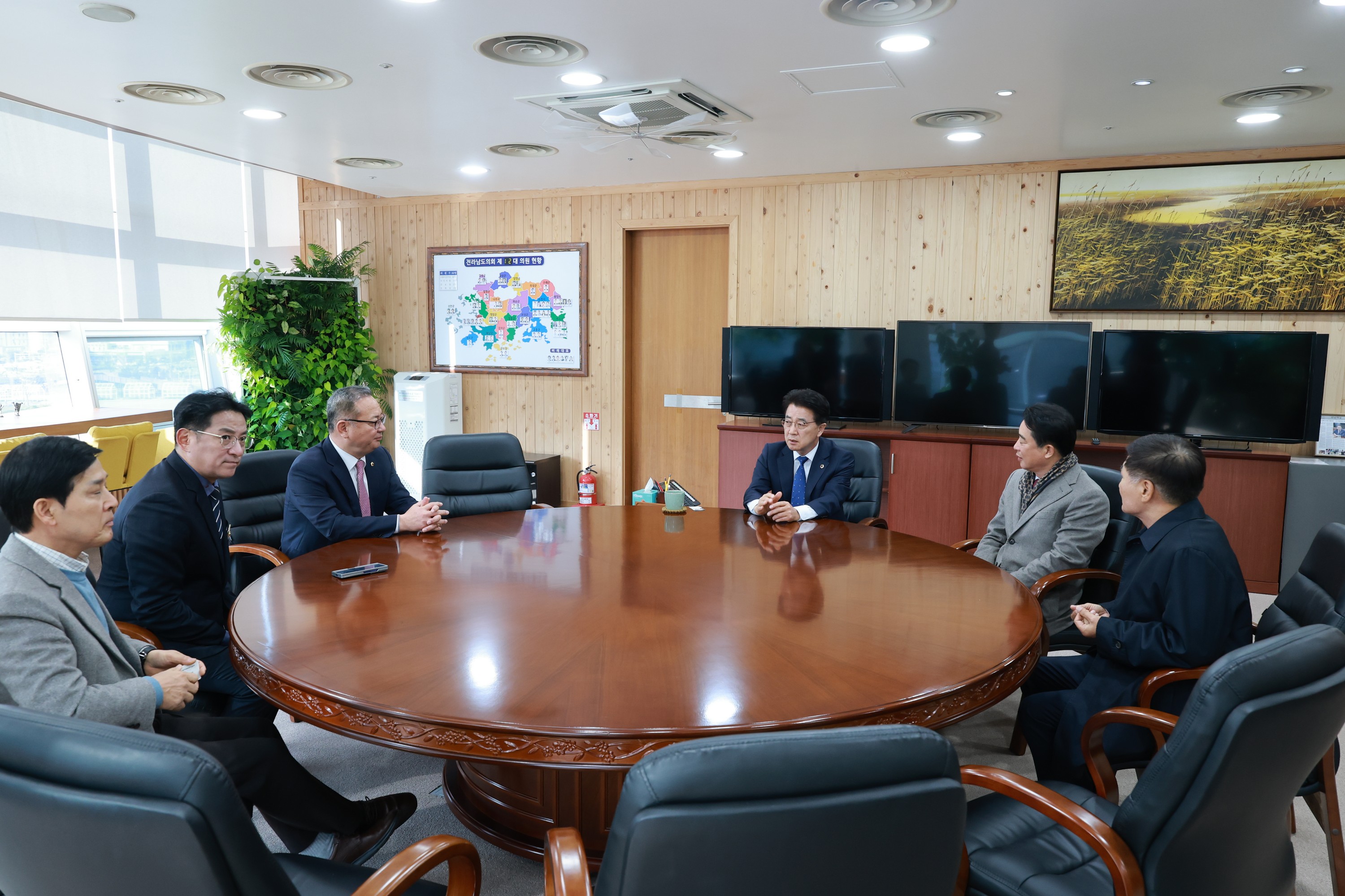 25년12월17일 전라남도의회-경상남도의회 공동협력 업무협약 체결식 - 0042