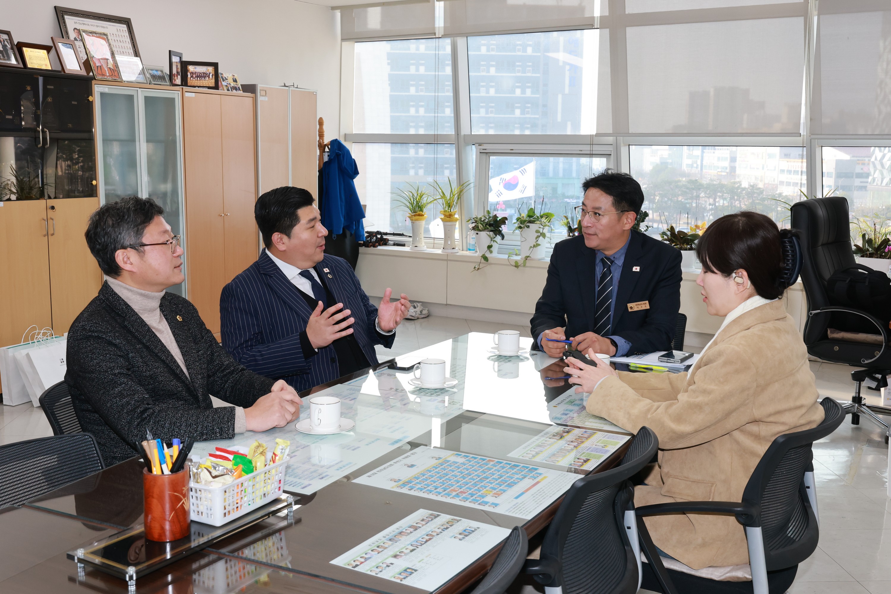 25년12월17일 세종특별자치시의회 운영위원장 도의회 방문 - 0044