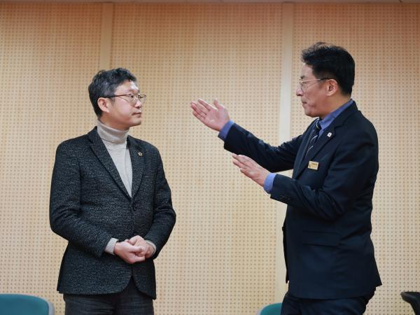 25년12월17일 세종특별자치시의회 운영위원장 도의회 방문 - 016 9