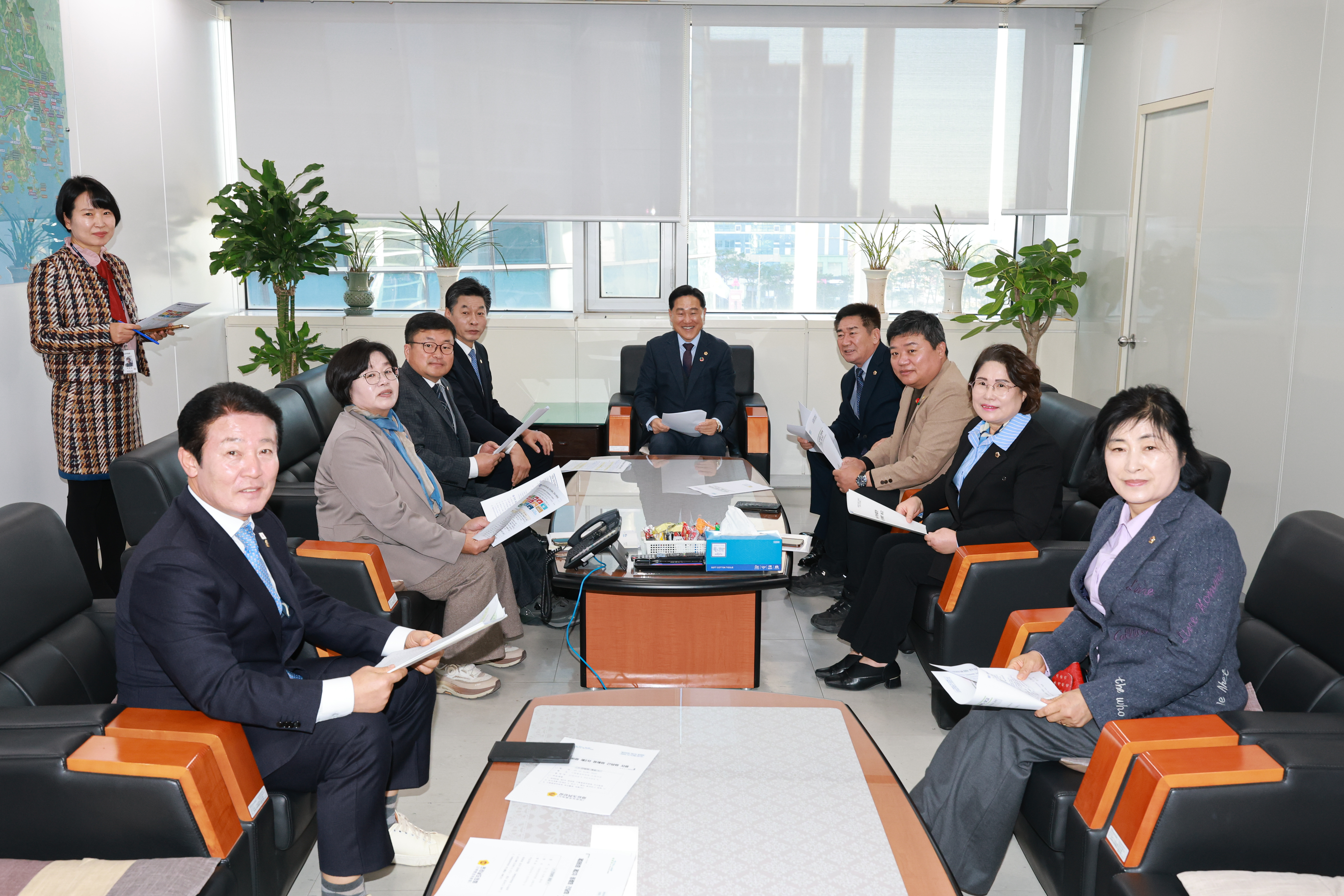 25년12월09일 기획행정위원회 단체사진 (4)4