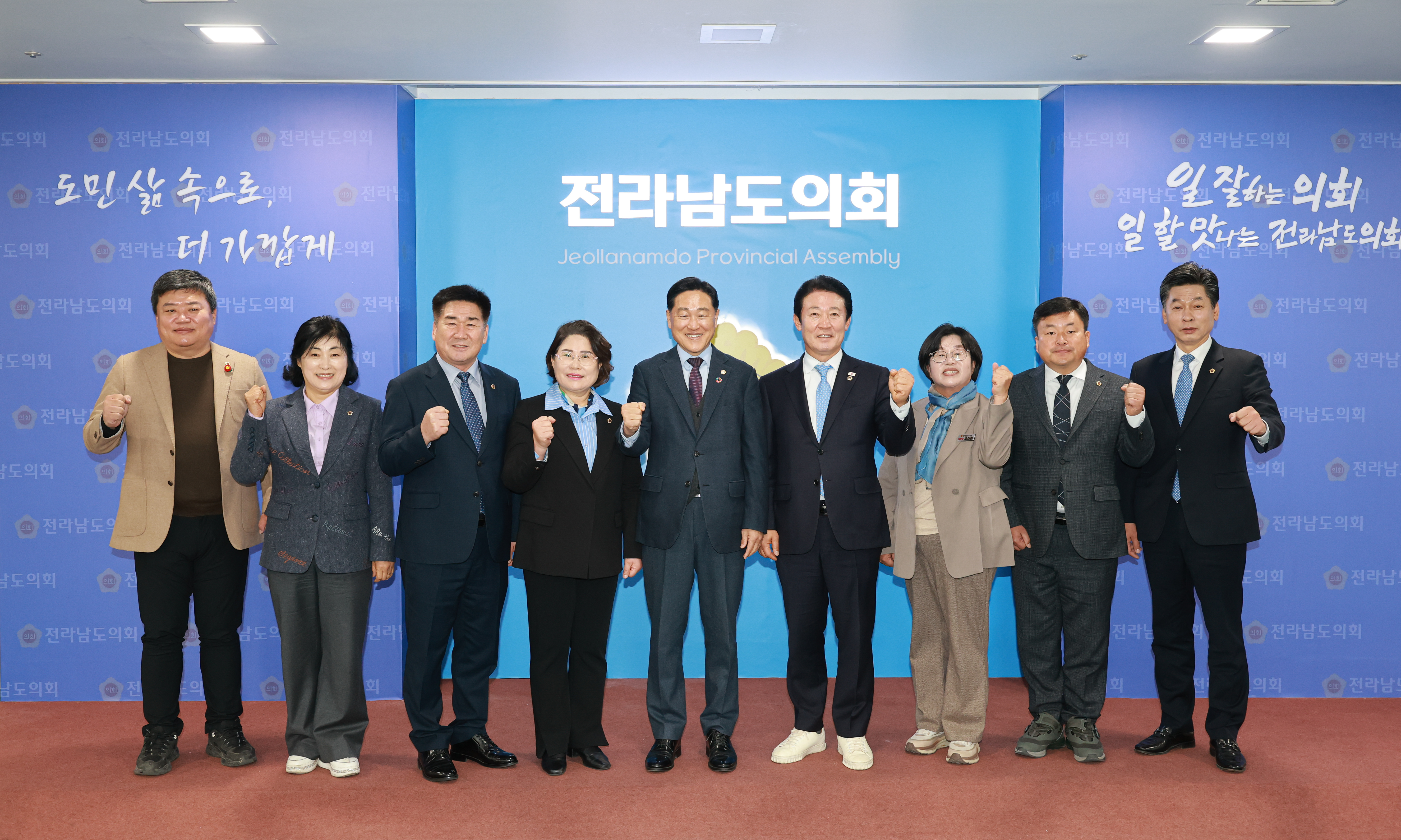 25년12월09일 기획행정위원회 단체사진 (6)6