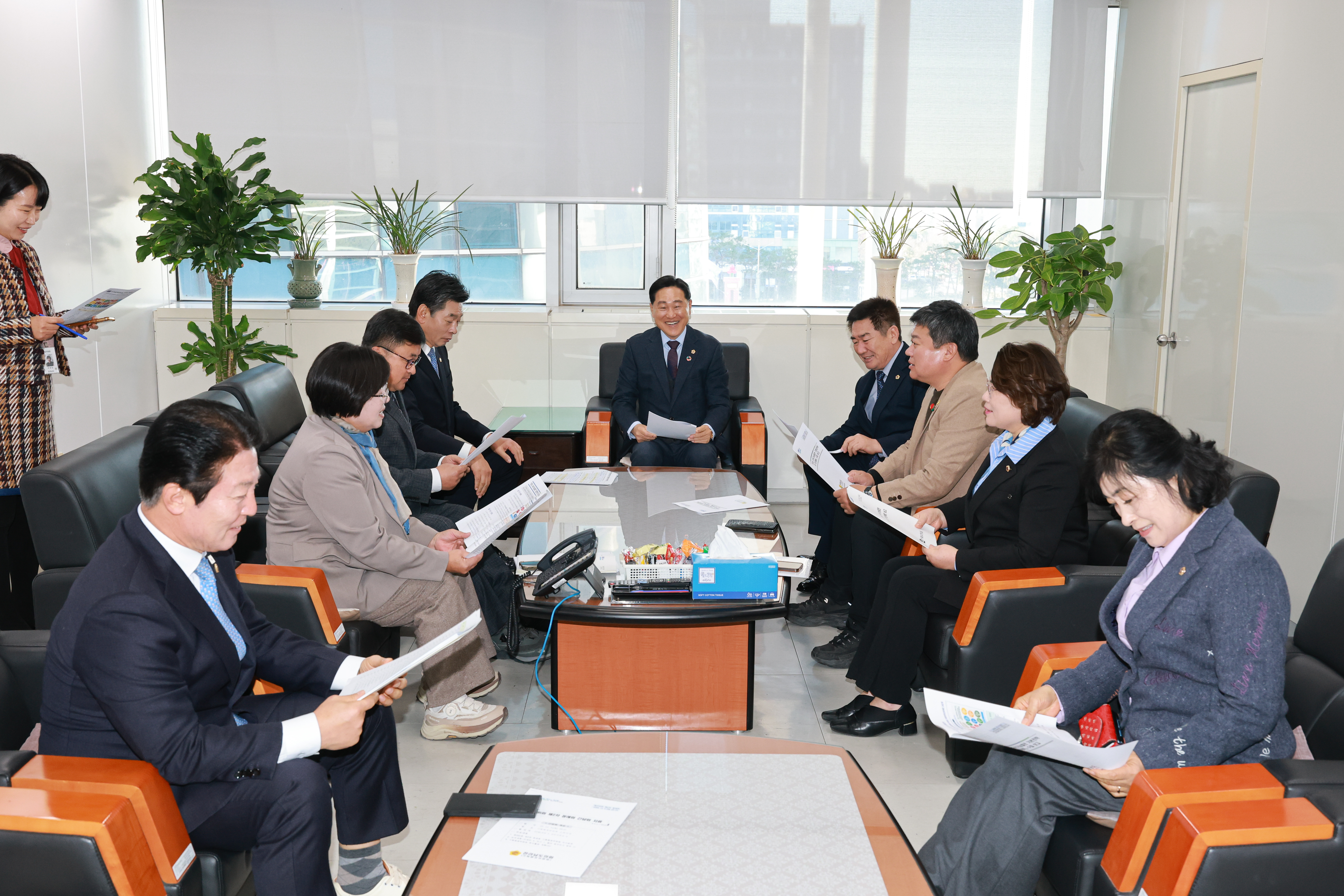 25년12월09일 기획행정위원회 단체사진 (3)3