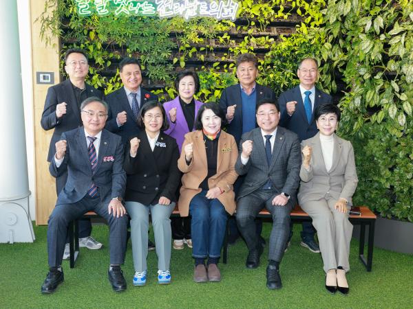 25년12월09일 경제관광문화위원회 단체사진 (1) 2