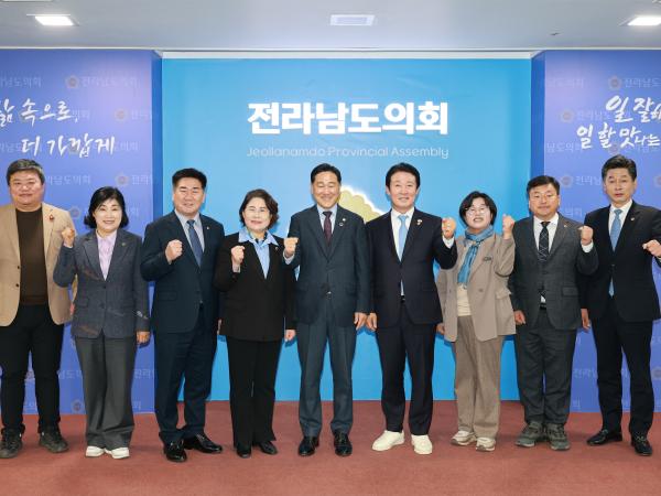 25년12월09일 기획행정위원회 단체사진 (6) 6