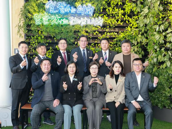 25년12월09일 의회운영위원회 단체사진 (3) 2