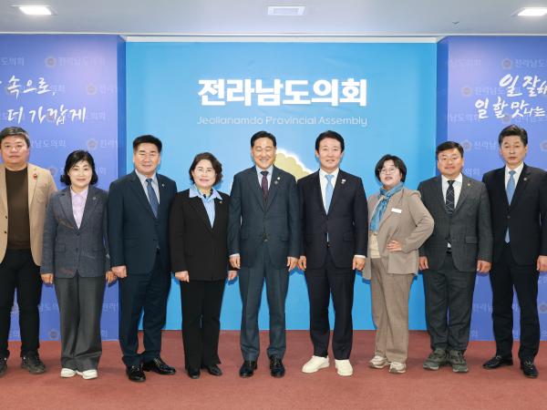 25년12월09일 기획행정위원회 단체사진 (5) 5