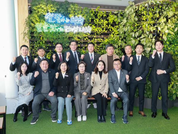 25년12월09일 의회운영위원회 단체사진 (5) 4