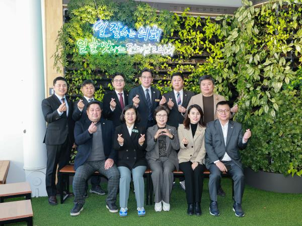 25년12월09일 의회운영위원회 단체사진 (4) 3