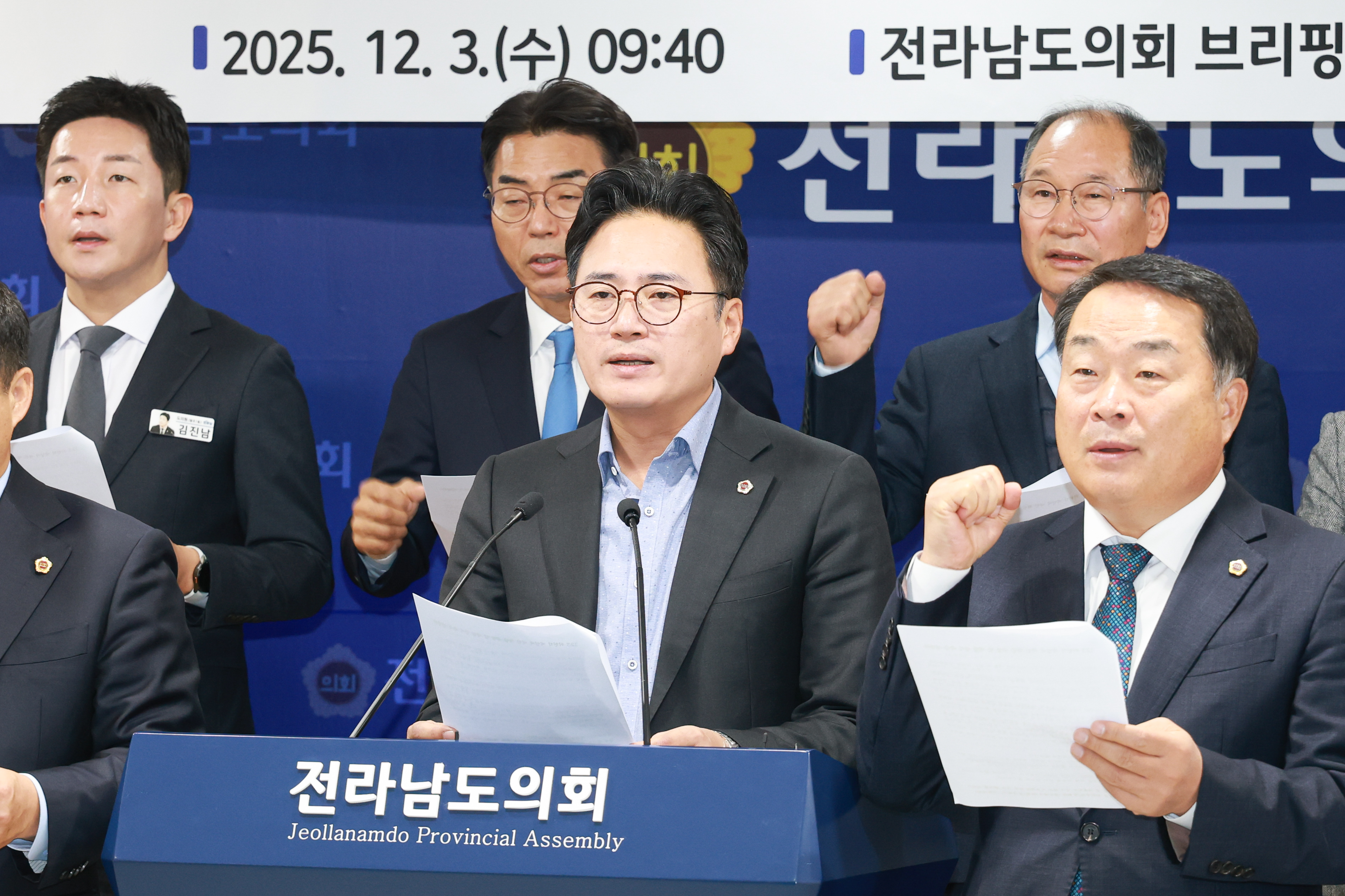 25년12월03일 12·3 위헌적 계엄 책임 규명 및 재발 방지 촉구 성명 기자회견 (3)4