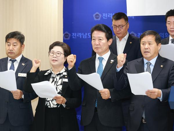 25년12월03일 12·3 위헌적 계엄 책임 규명 및 재발 방지 촉구 성명 기자회견 (6) 6