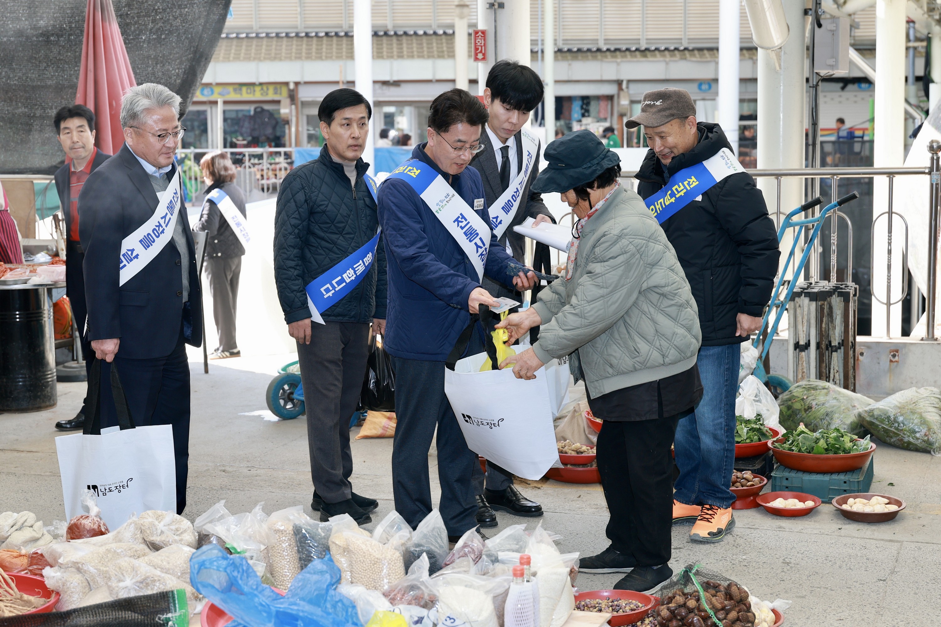 25년11월24일 민생경제 회복 전통시장 장보기 캠페인 - 0187