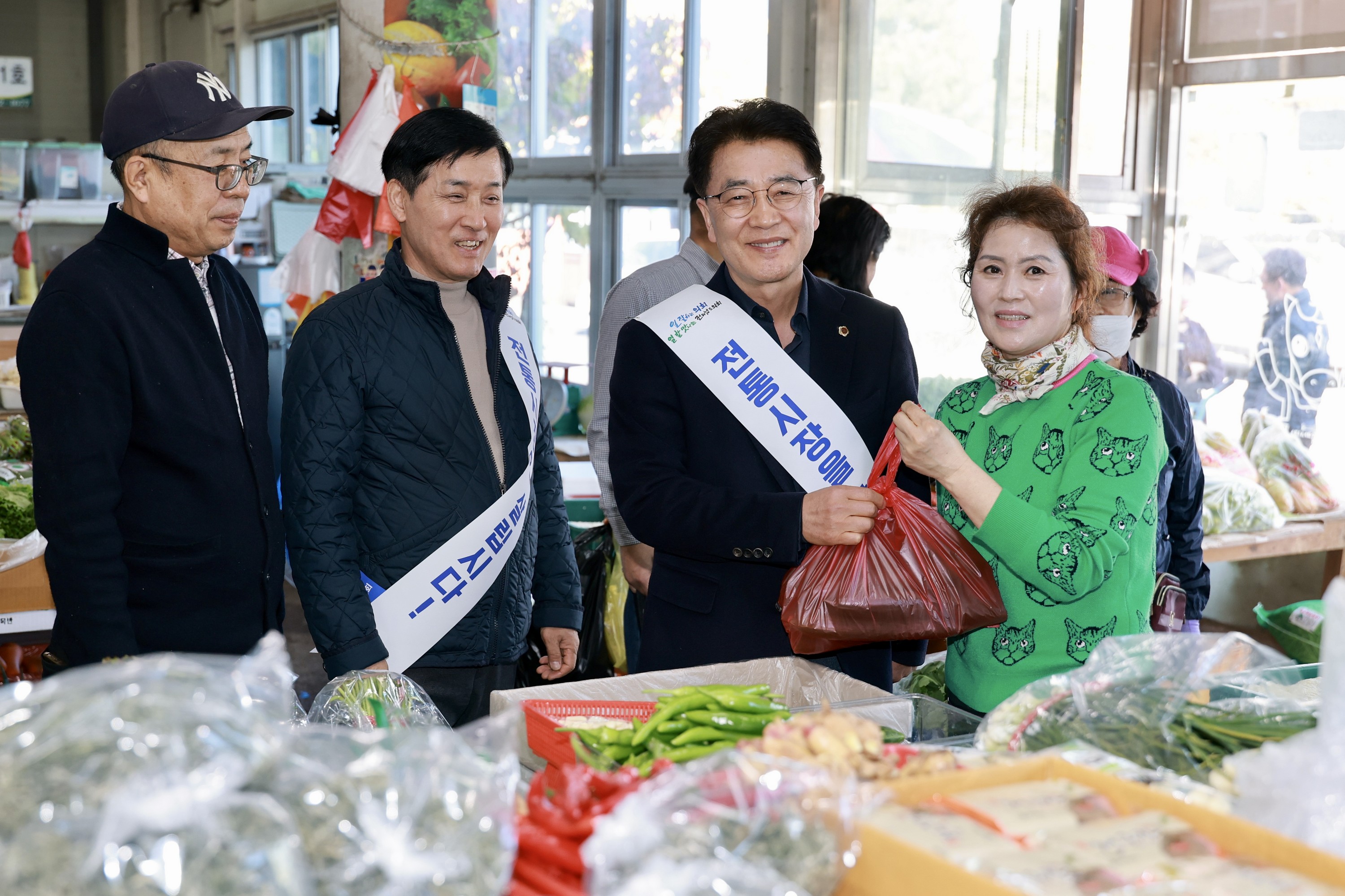 25년11월24일 민생경제 회복 전통시장 장보기 캠페인 - 0552