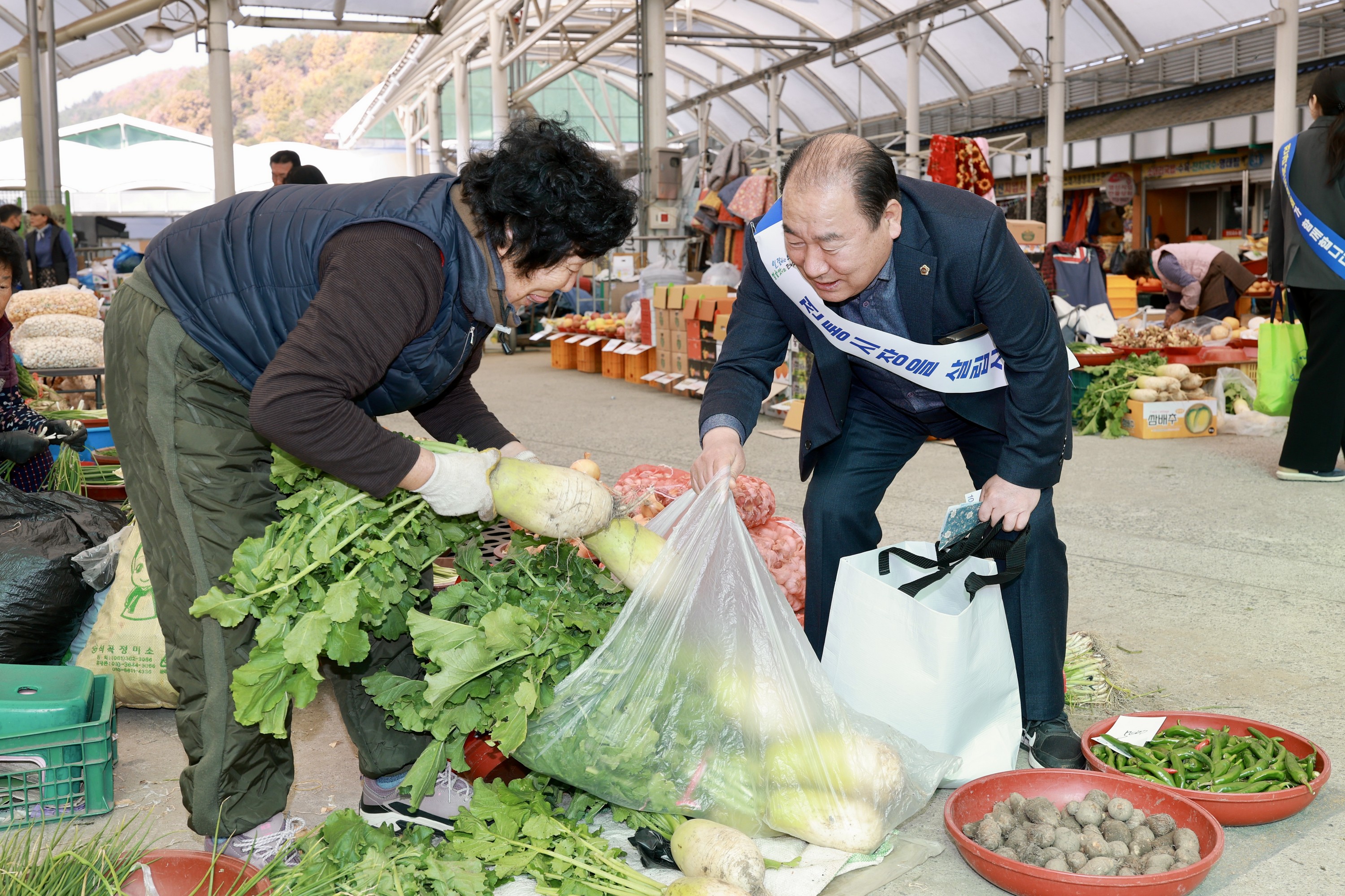 25년11월24일 민생경제 회복 전통시장 장보기 캠페인 - 0353