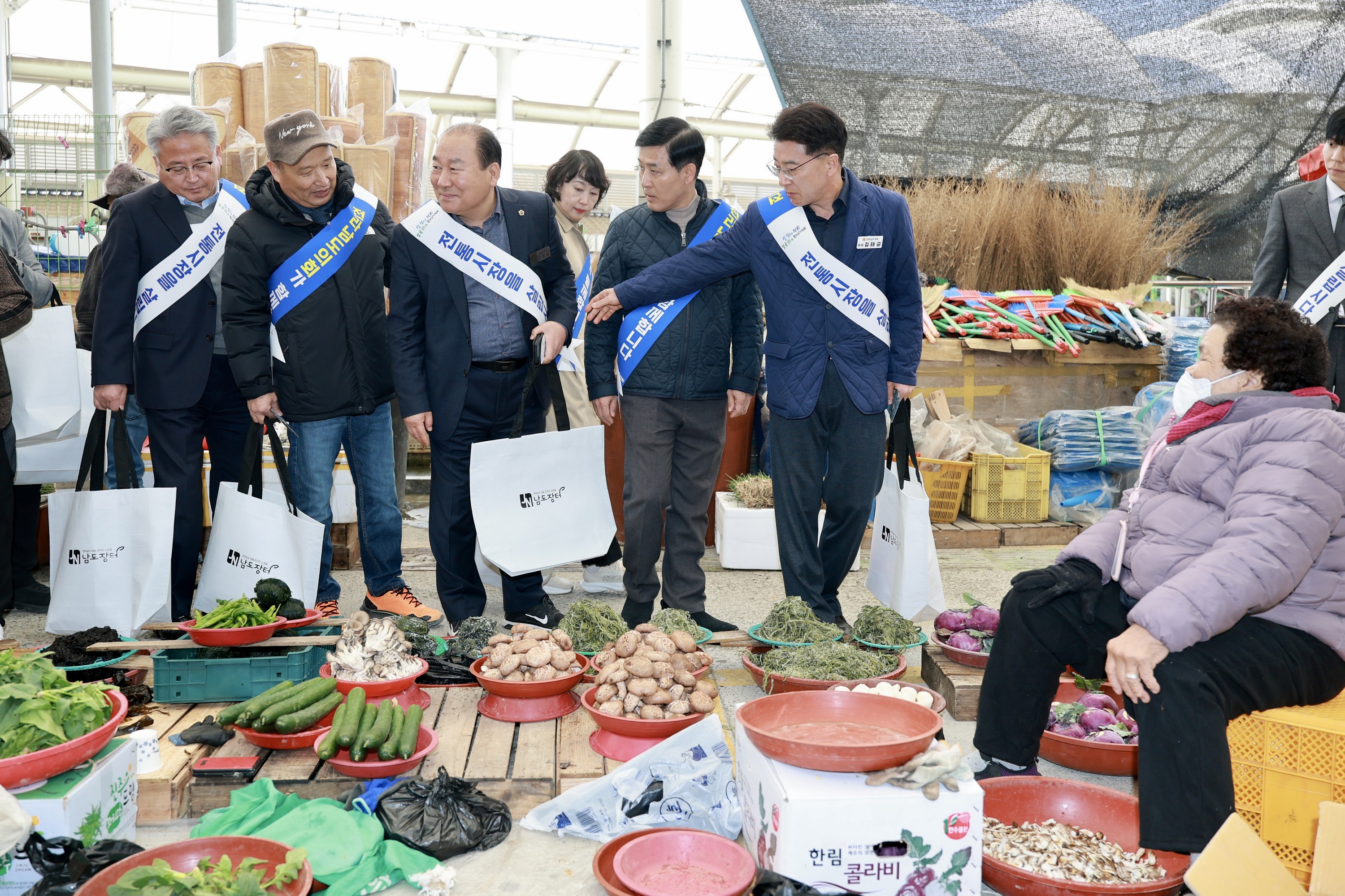 25년11월24일 민생경제 회복 전통시장 장보기 캠페인 - 0139