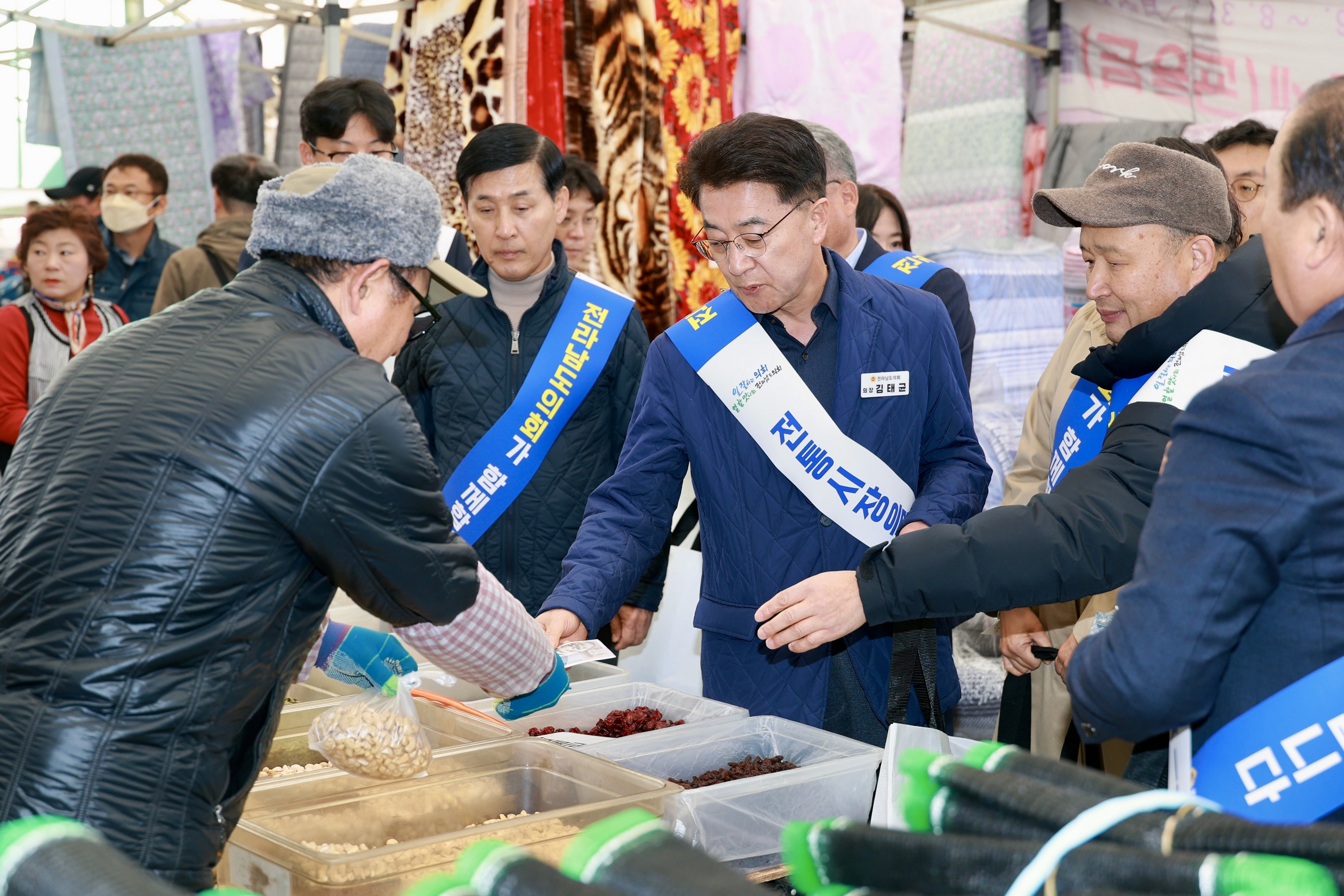 25년11월24일 민생경제 회복 전통시장 장보기 캠페인 - 0124