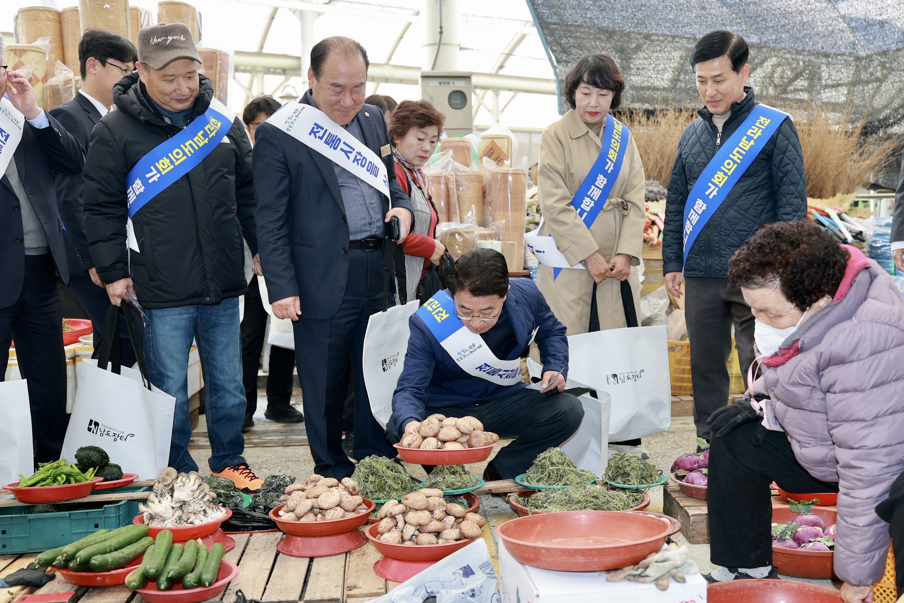 25년11월24일 민생경제 회복 전통시장 장보기 캠페인 - 0146