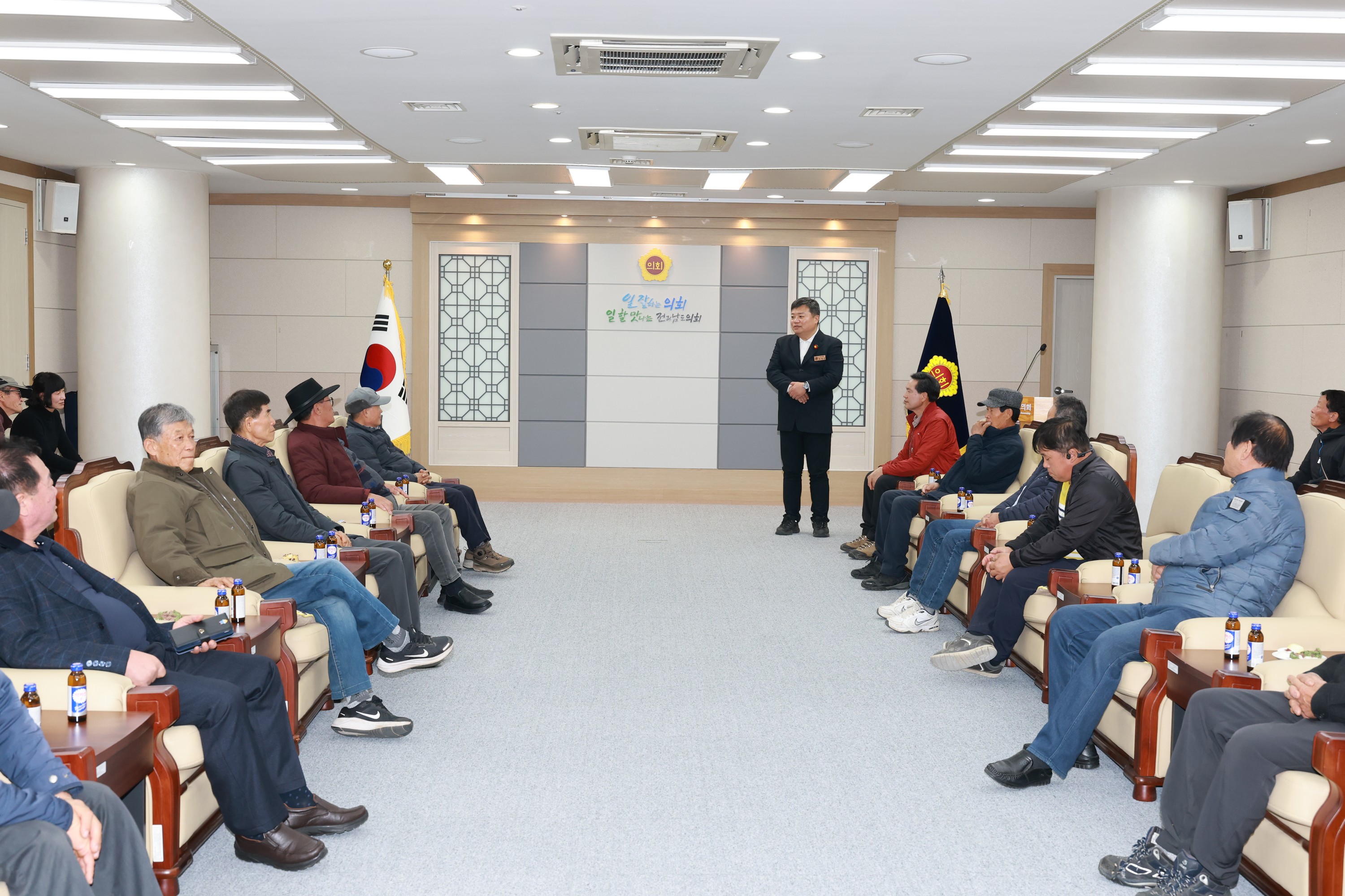 25년11월20일 순천시 황전면 이장단협의회 도의회 방문 - 0076