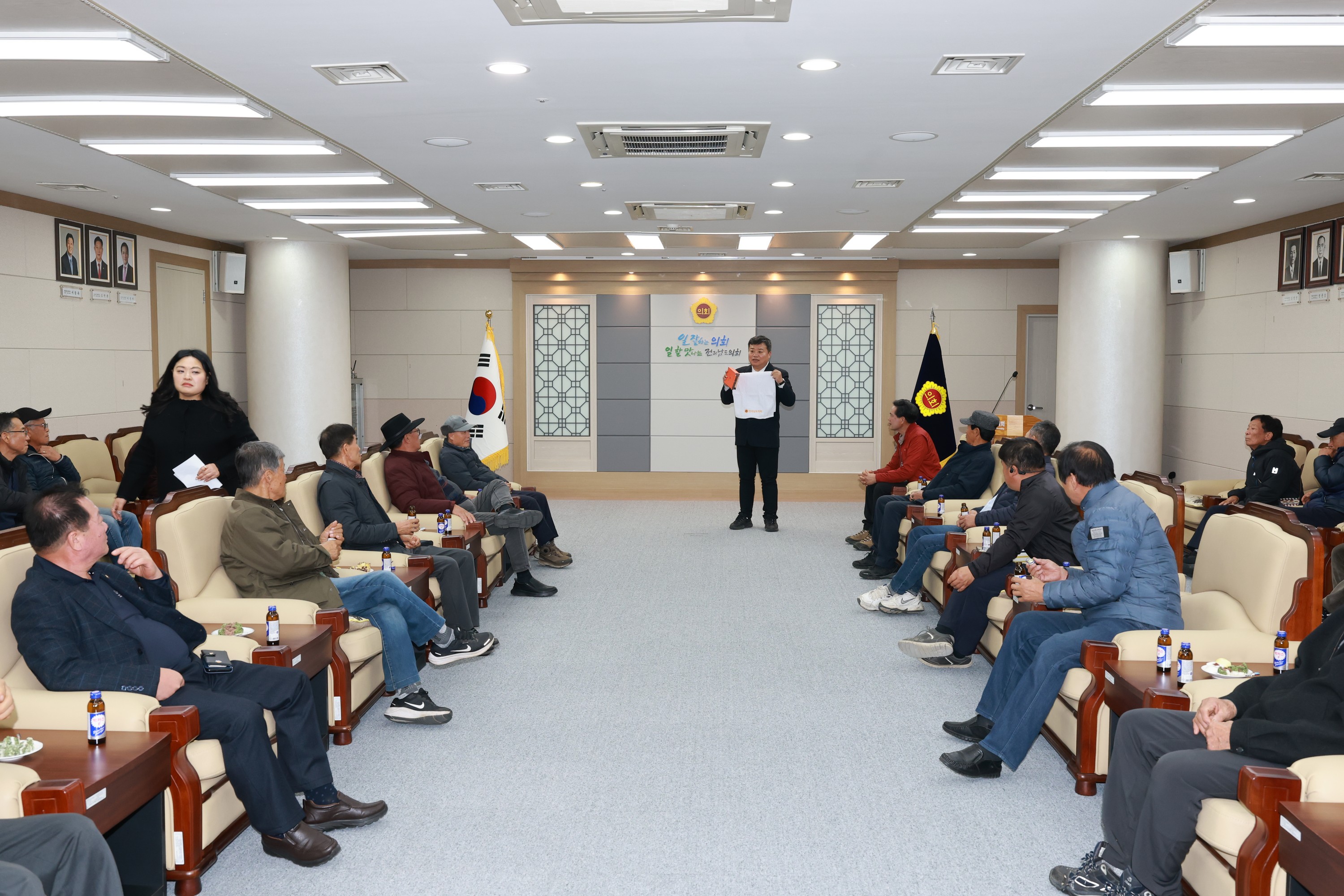 25년11월20일 순천시 황전면 이장단협의회 도의회 방문 - 0097