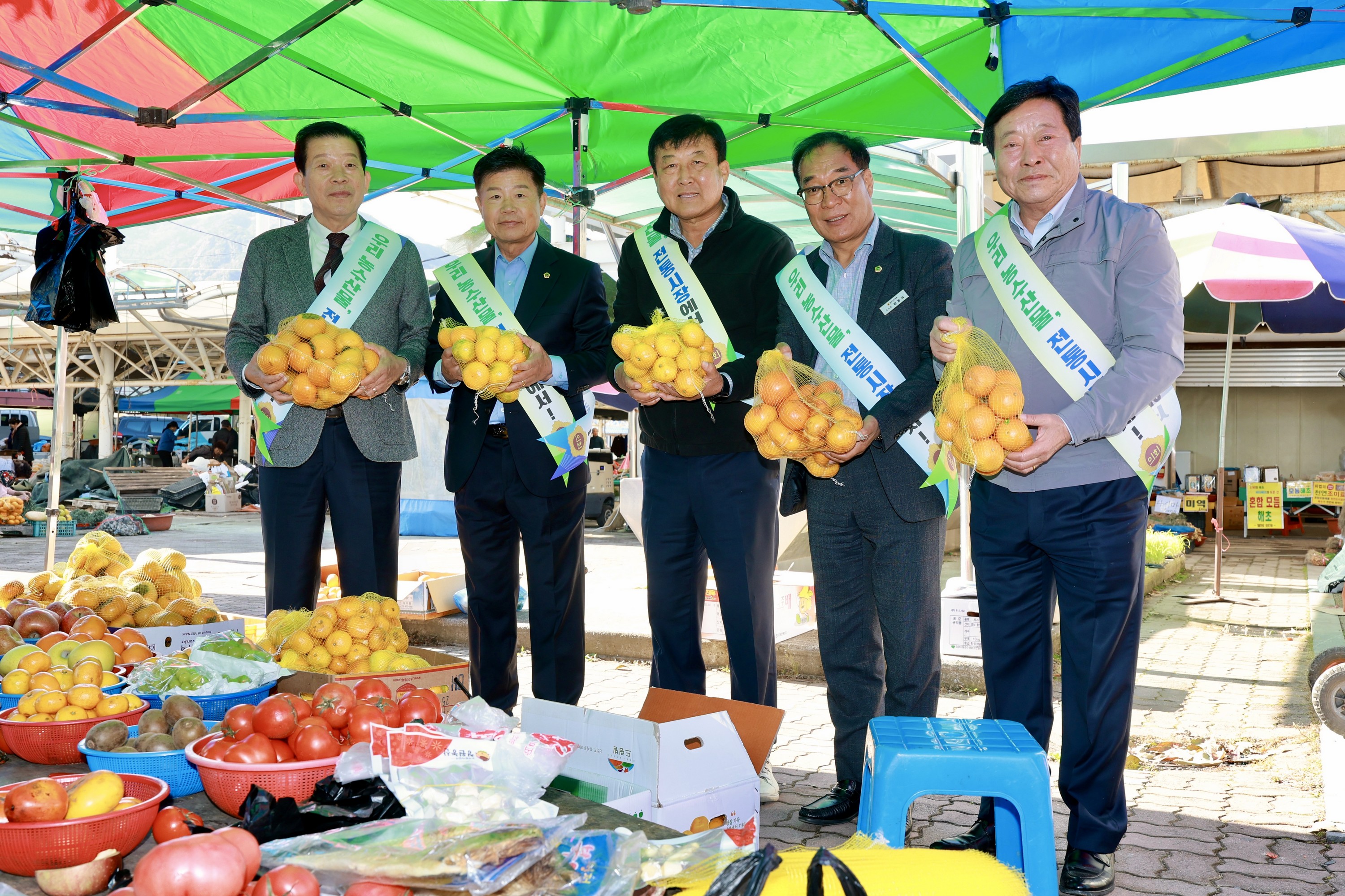 25년11월10일 농수산위원회 전통시장 장보기 캠페인 - 0639