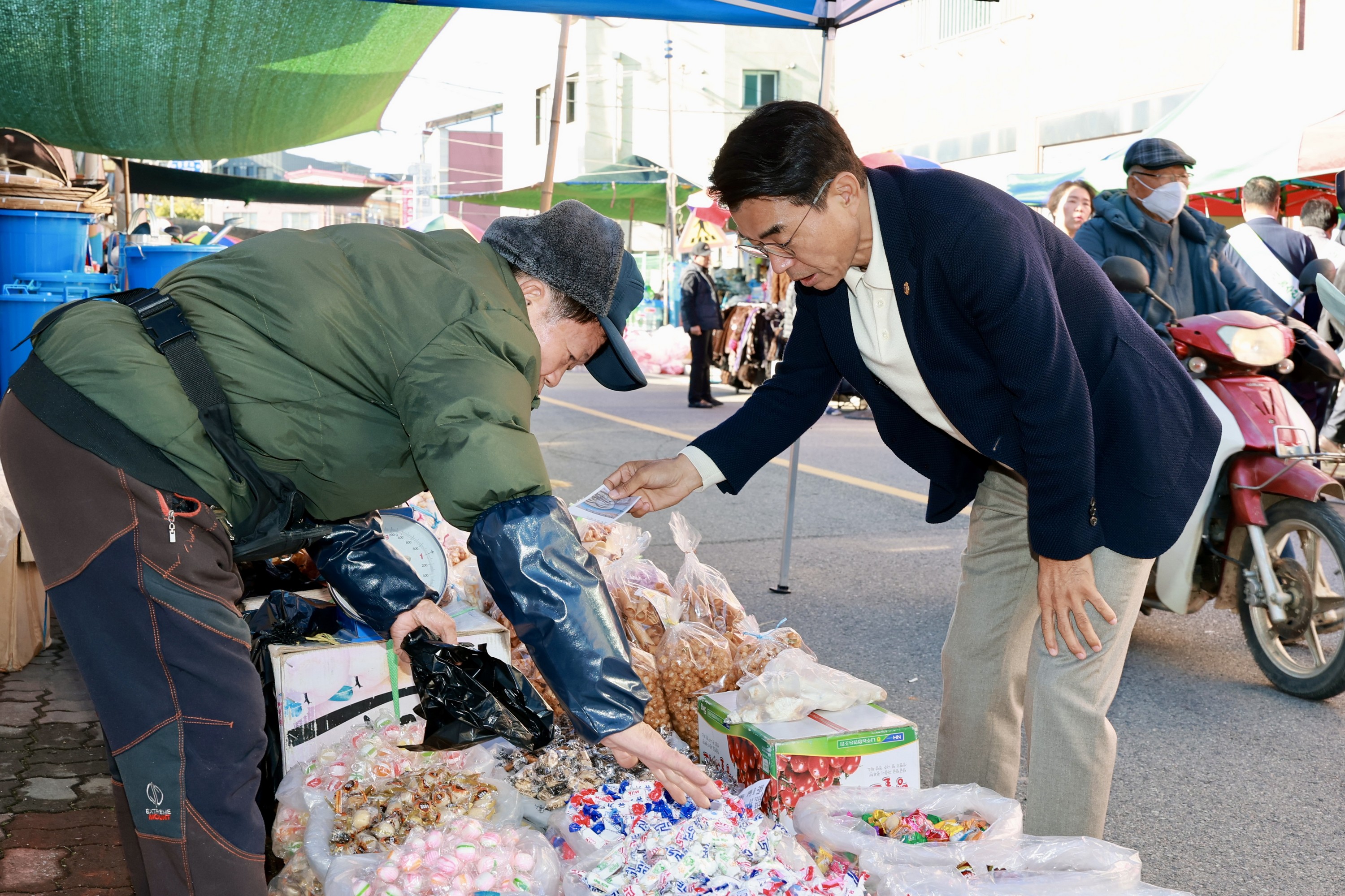 25년11월10일 농수산위원회 전통시장 장보기 캠페인 - 0427