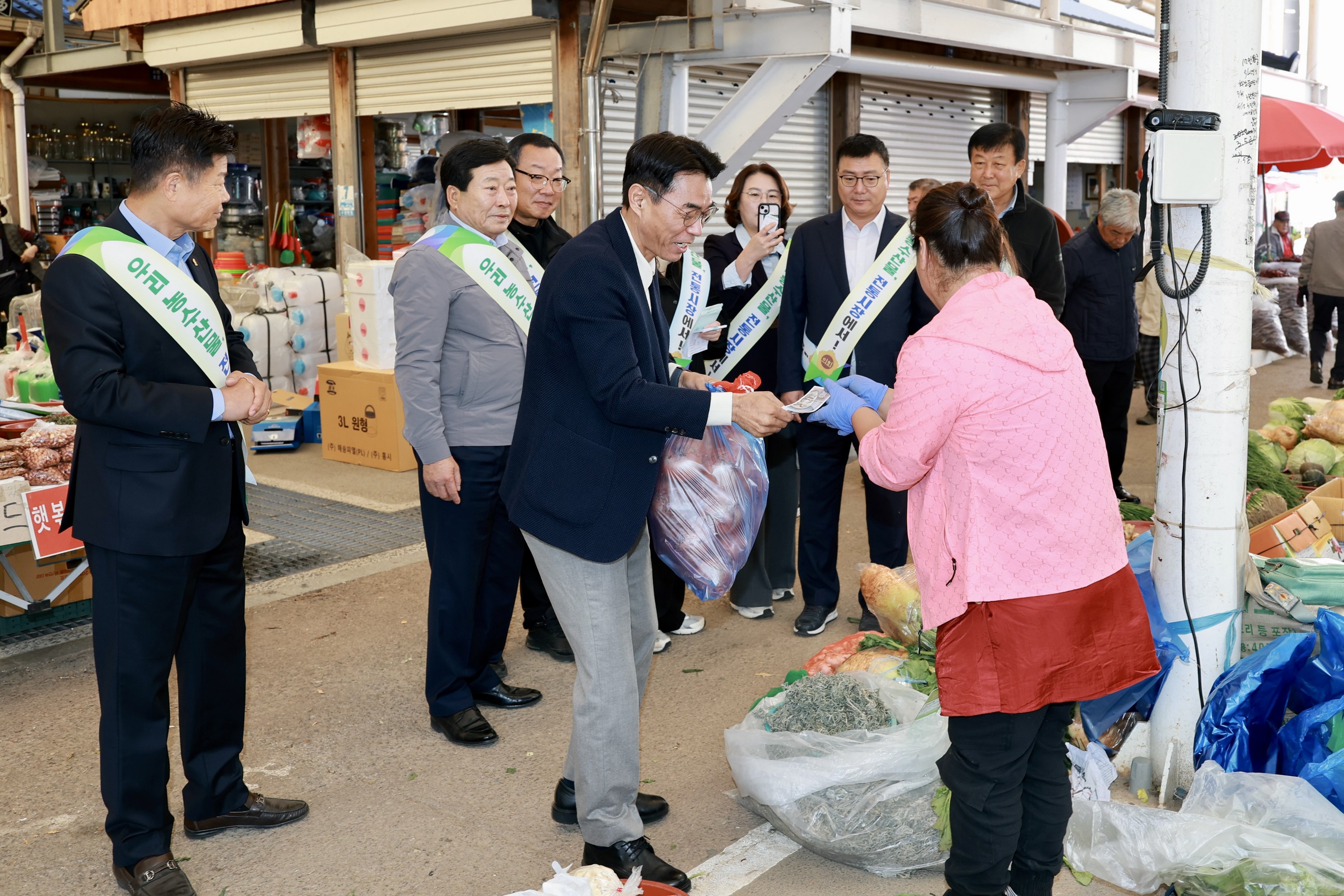 25년11월10일 농수산위원회 전통시장 장보기 캠페인 - 0379