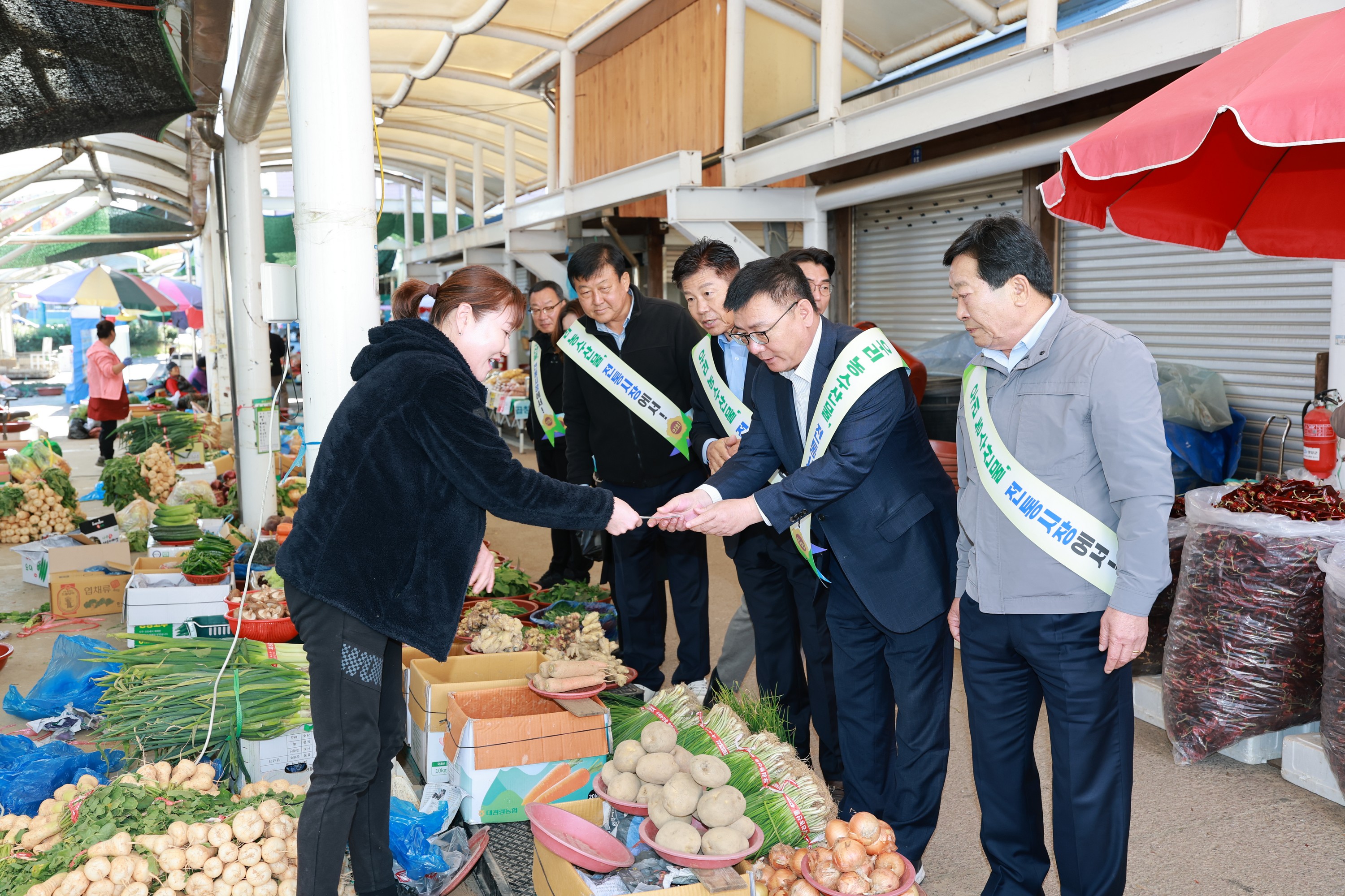 25년11월10일 농수산위원회 전통시장 장보기 캠페인 - 0415