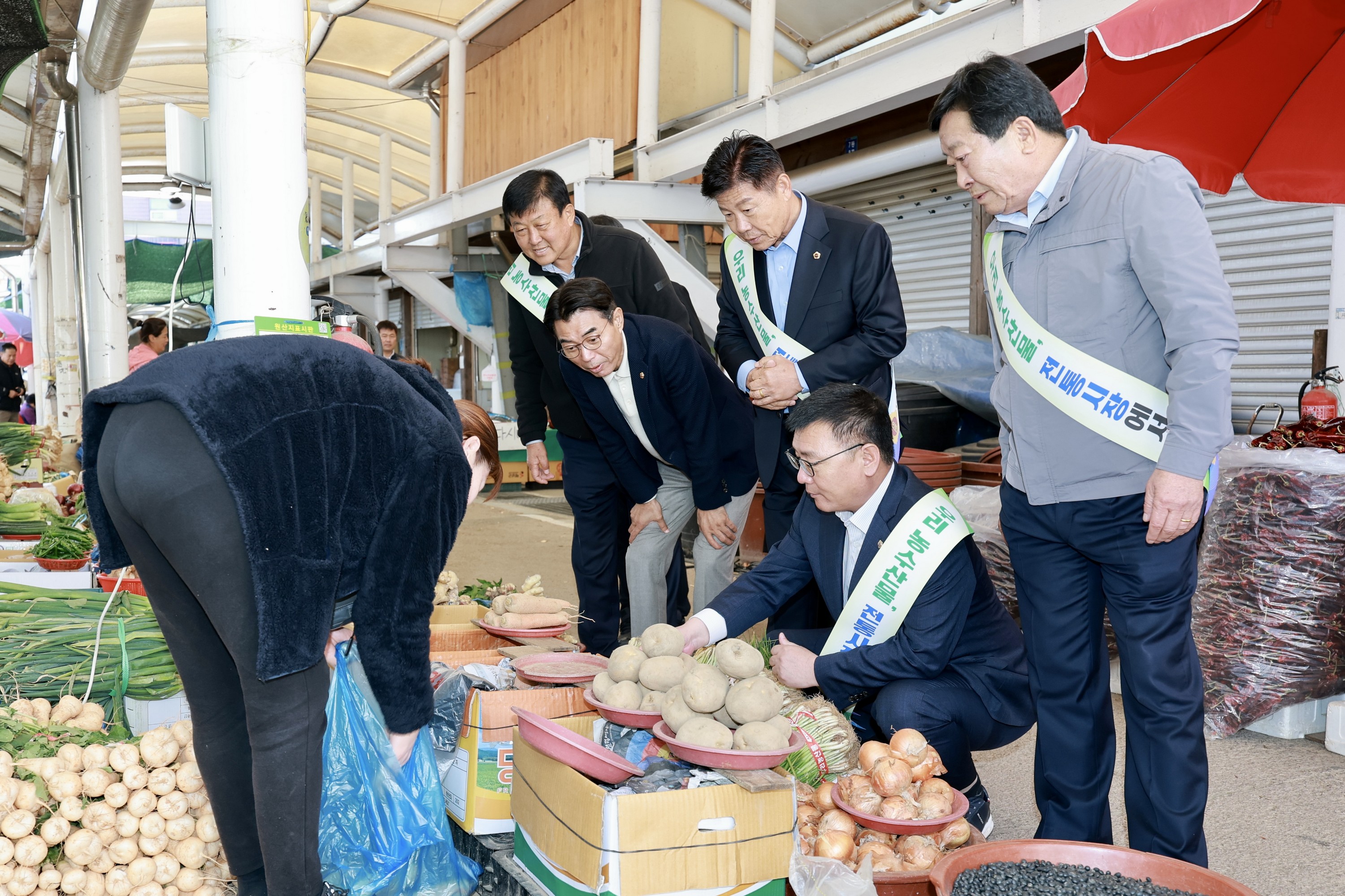 25년11월10일 농수산위원회 전통시장 장보기 캠페인 - 0385