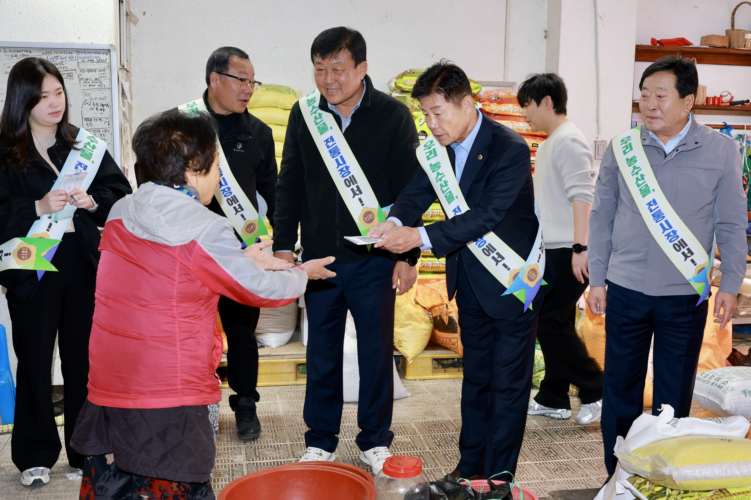 25년11월10일 농수산위원회 전통시장 장보기 캠페인 - 0477